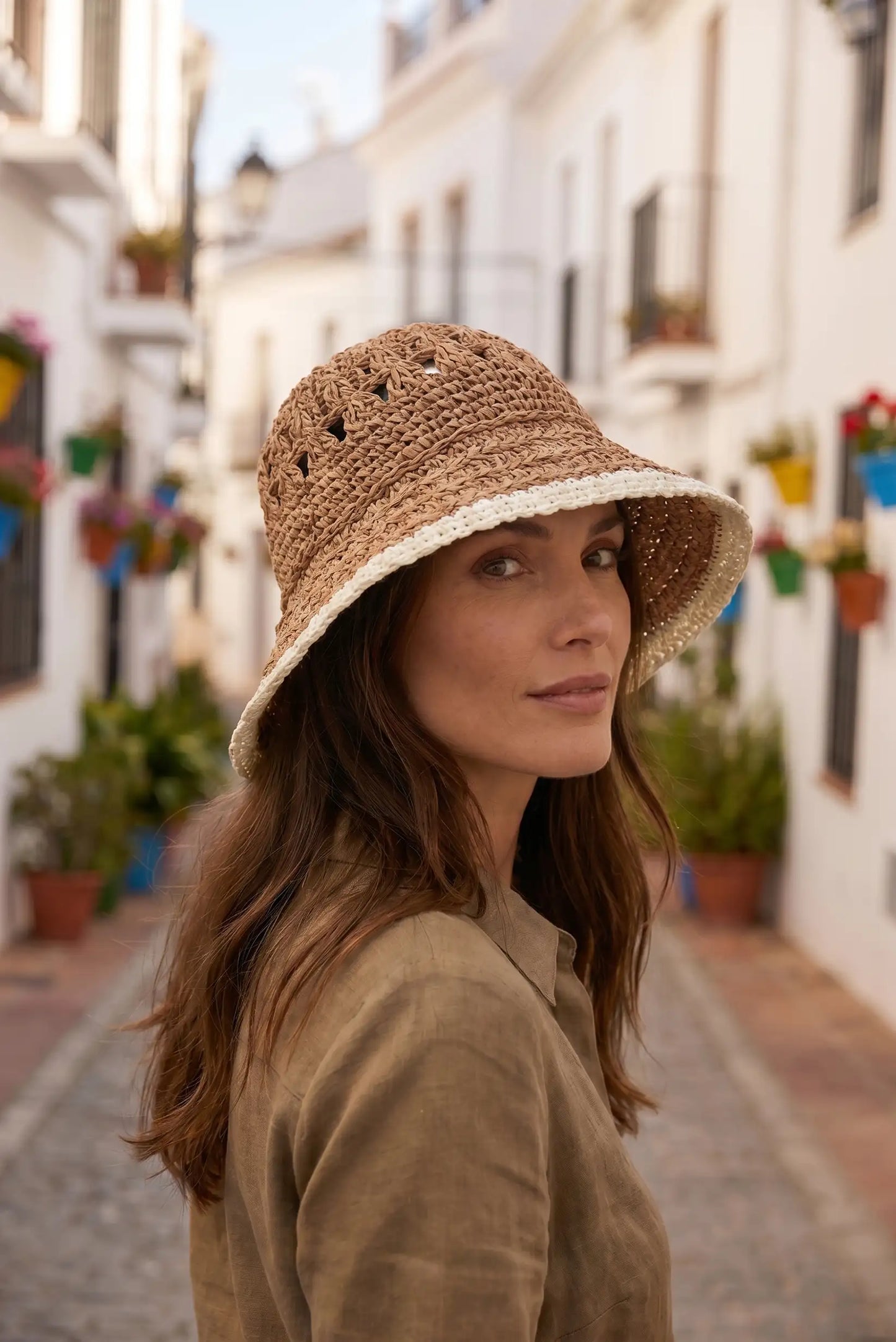 Sombrero de paja tejido con ala ancha para mujer, ideal para looks casuales de verano en calles blancas