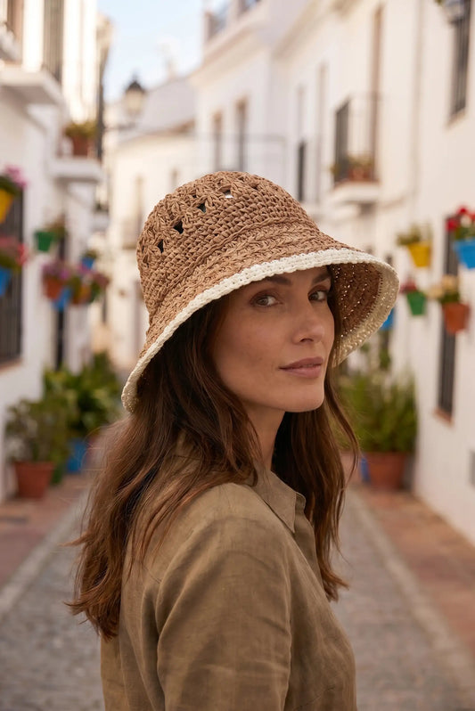 Sombrero de paja tejido con ala ancha para mujer, ideal para looks casuales de verano en calles blancas