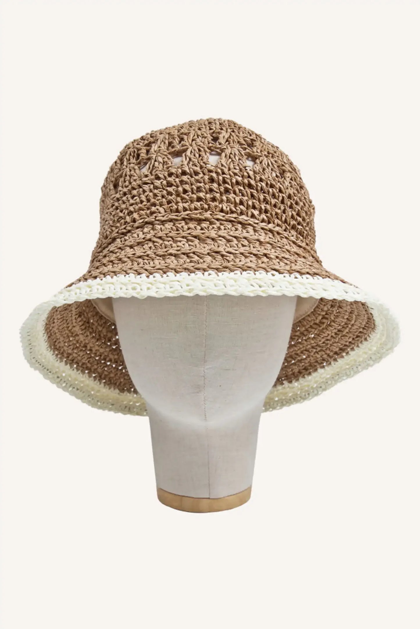 Sombrero de paja tejido para mujer, estilo boho con ala ancha y borde blanco, ideal para verano y playa.