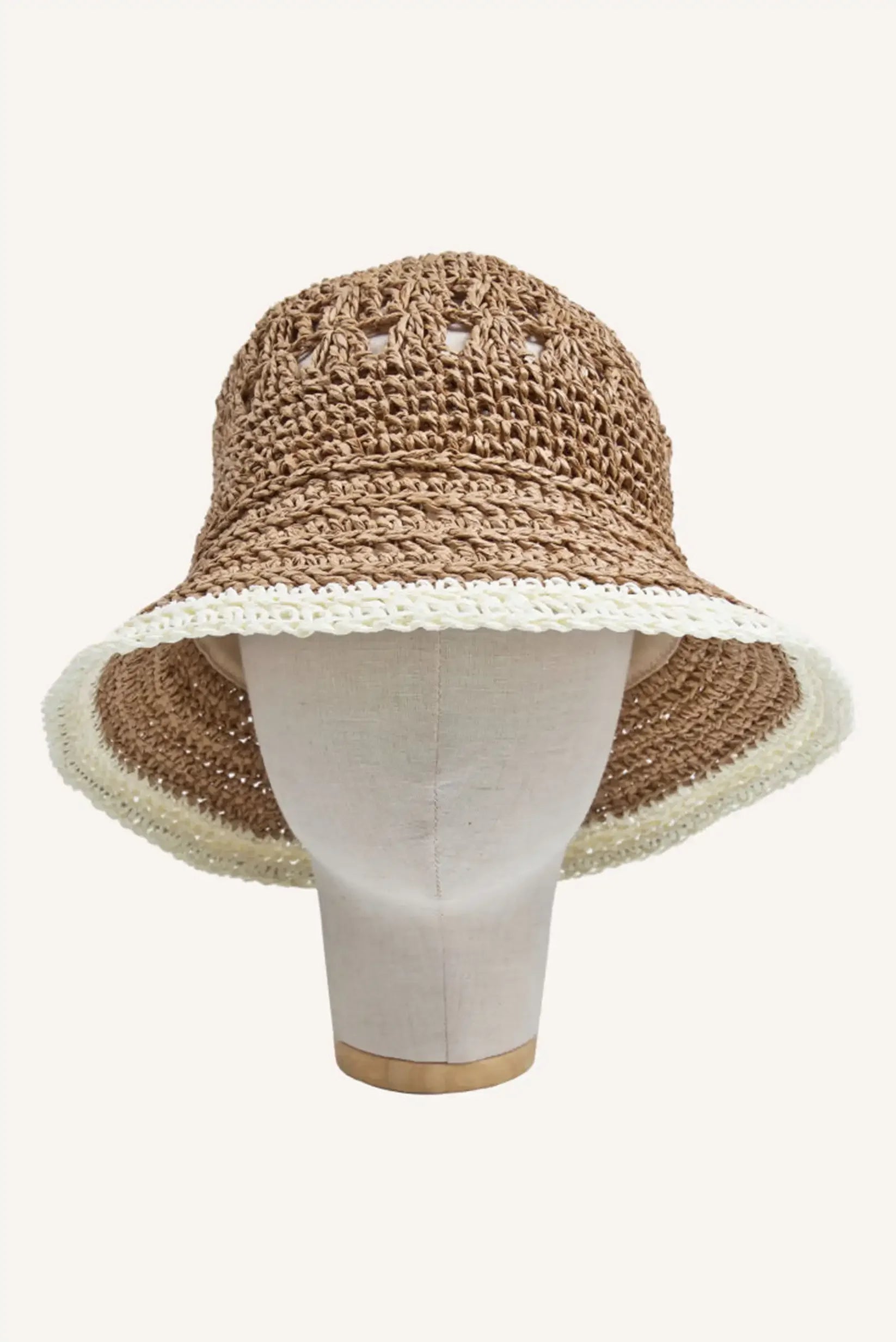 Sombrero de paja tejido para mujer, estilo boho con ala ancha y borde blanco, ideal para verano y playa.