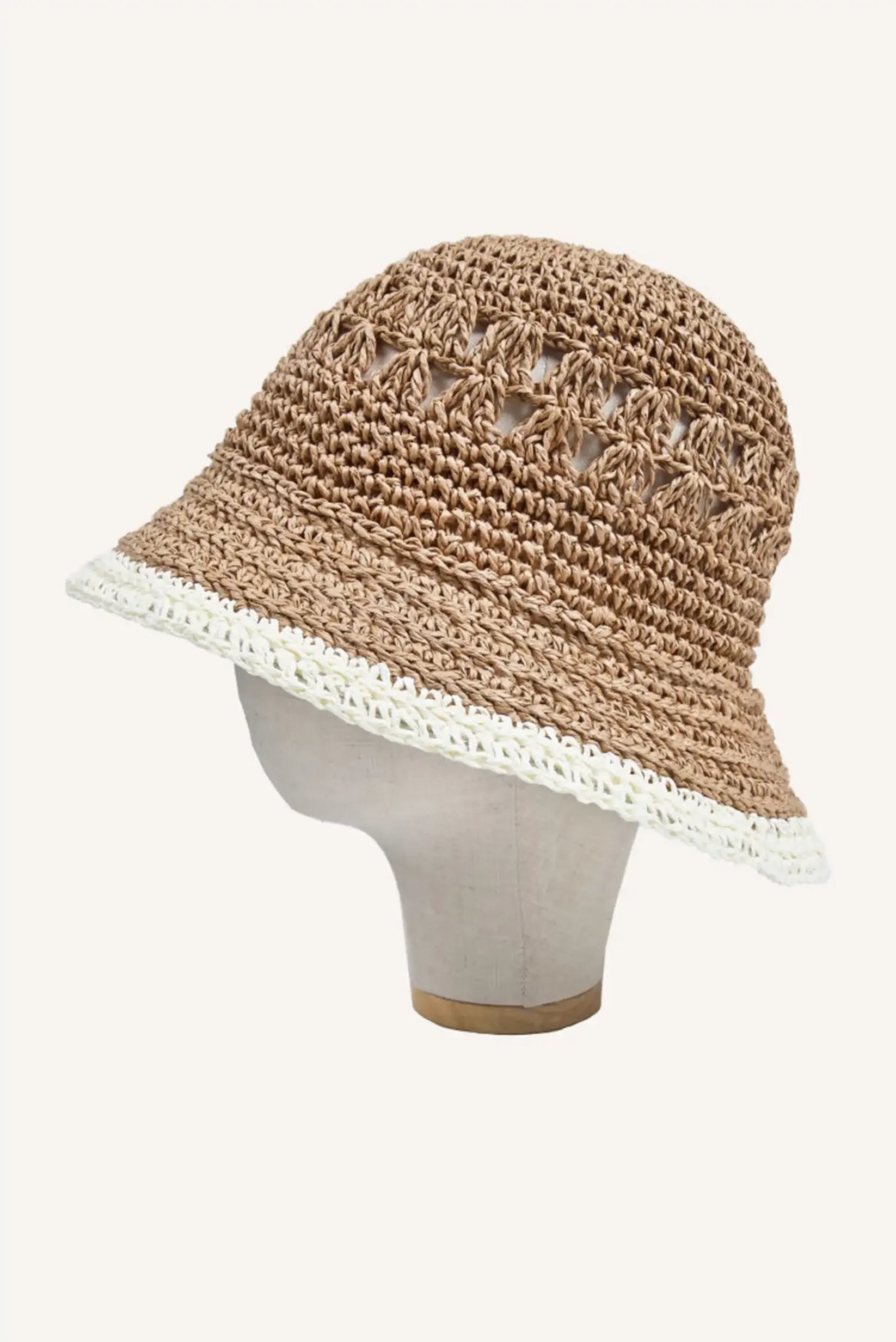 Sombrero de paja tejido a mano con borde blanco, ideal para verano y playa