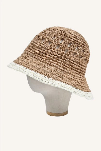 Sombrero de paja tejido a mano con borde blanco, ideal para verano y playa