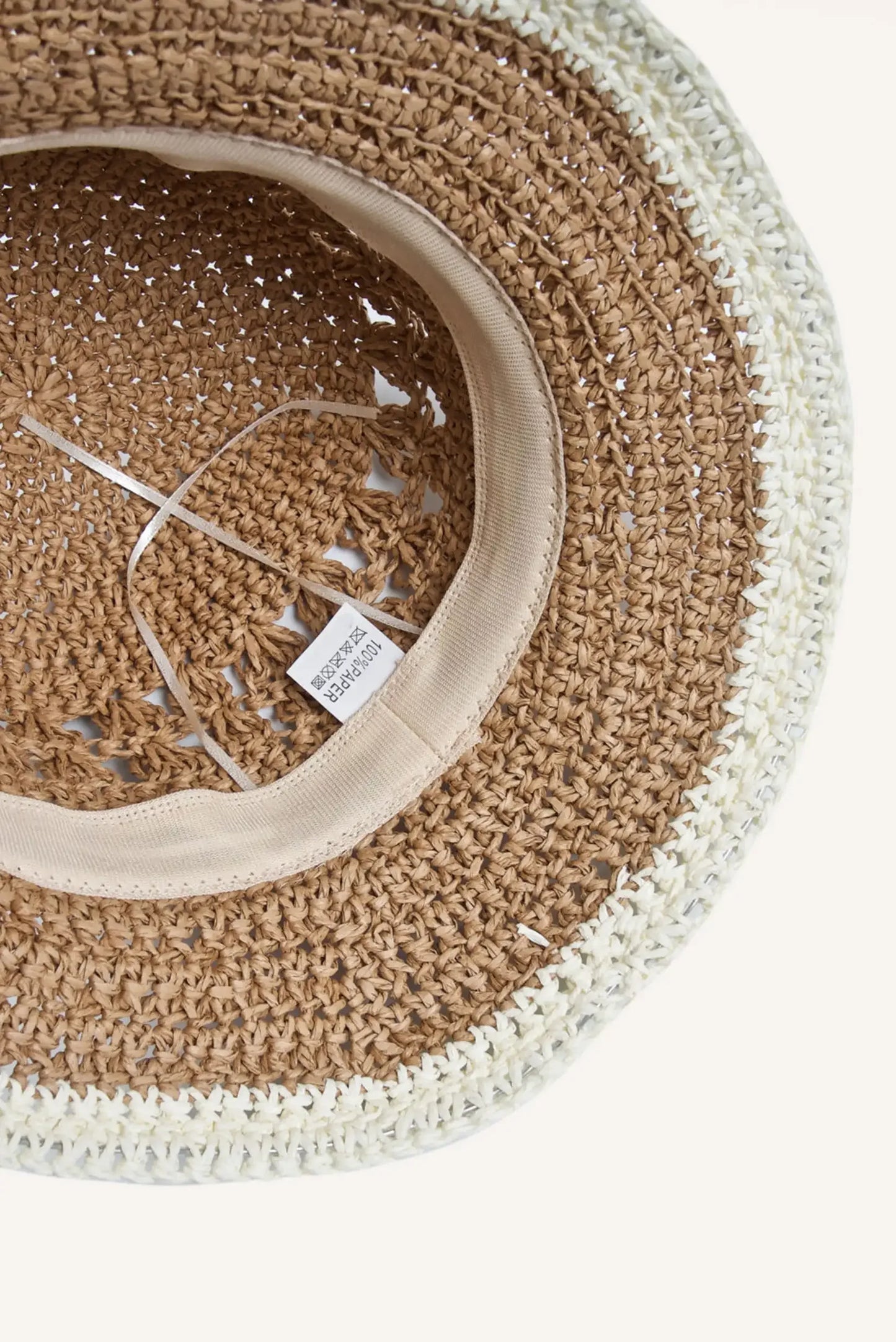 Sombrero de paja tejida con borde blanco, ideal para verano y playa, complemento femenino