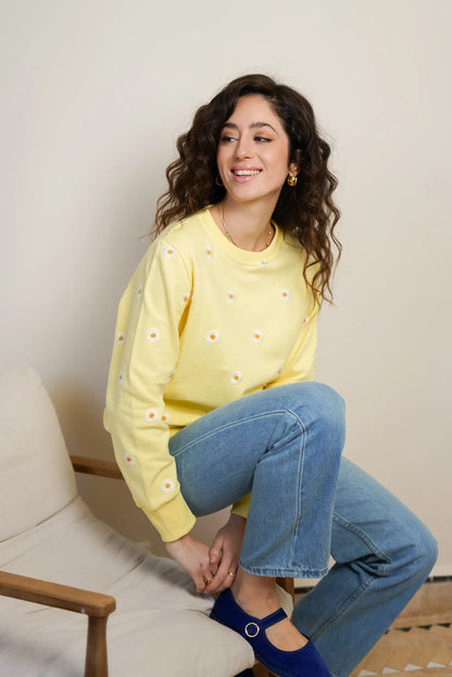 Mujer con sudadera amarilla de margaritas y jeans, moda casual primavera CHICA del Sur