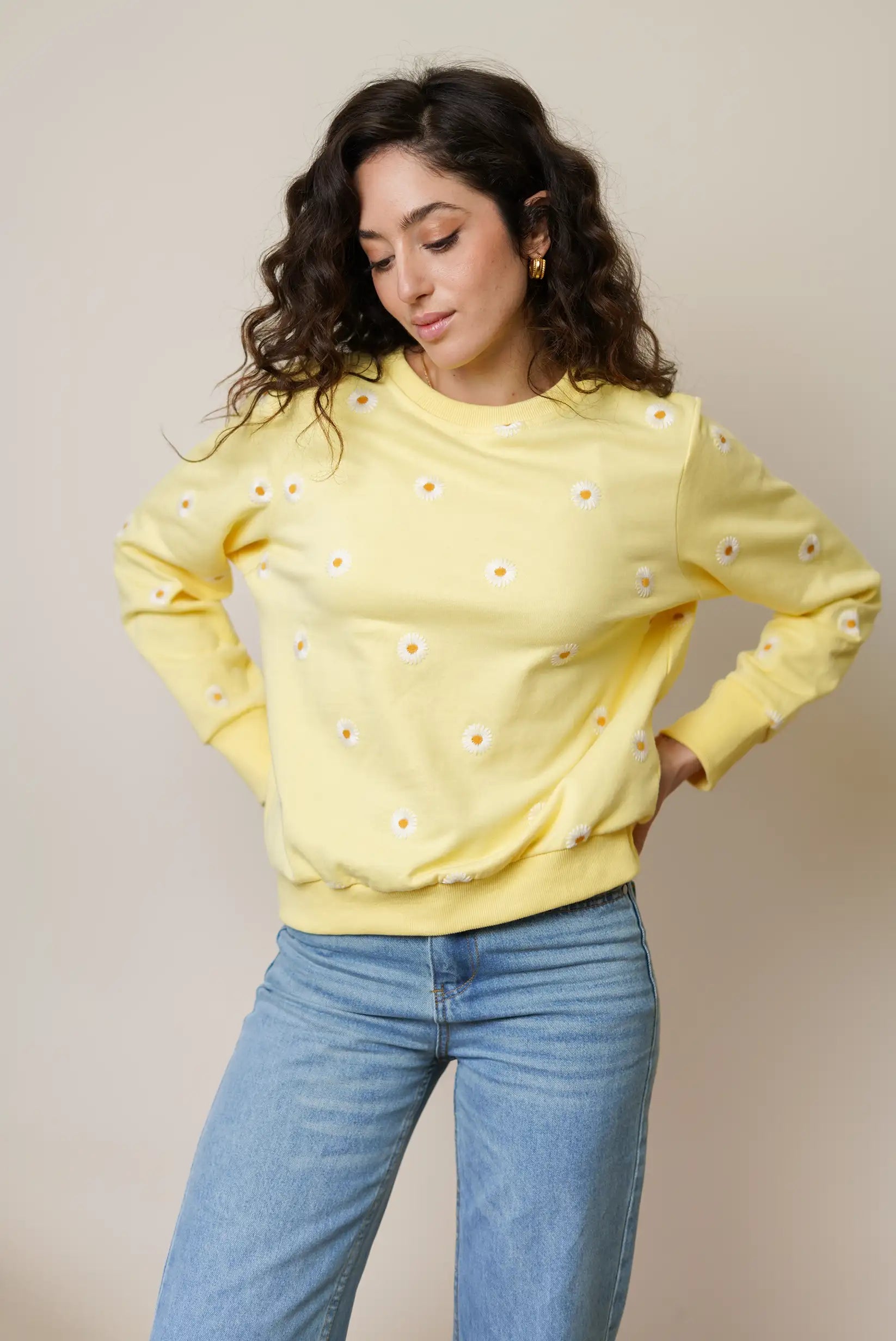 Mujer con sudadera amarilla de margaritas y jeans, moda casual CHICA del Sur