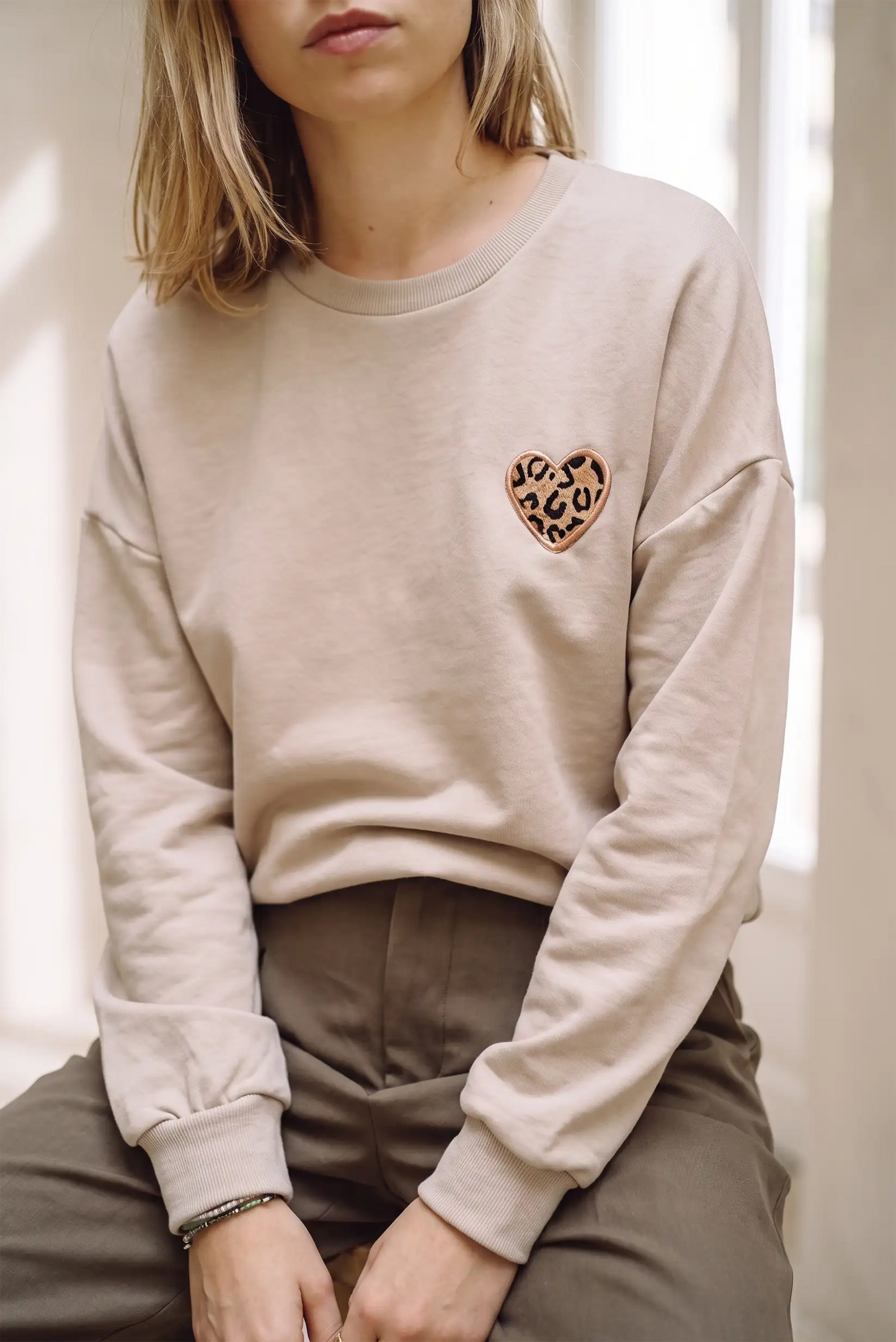 Sudadera mujer Beige corazón animal print