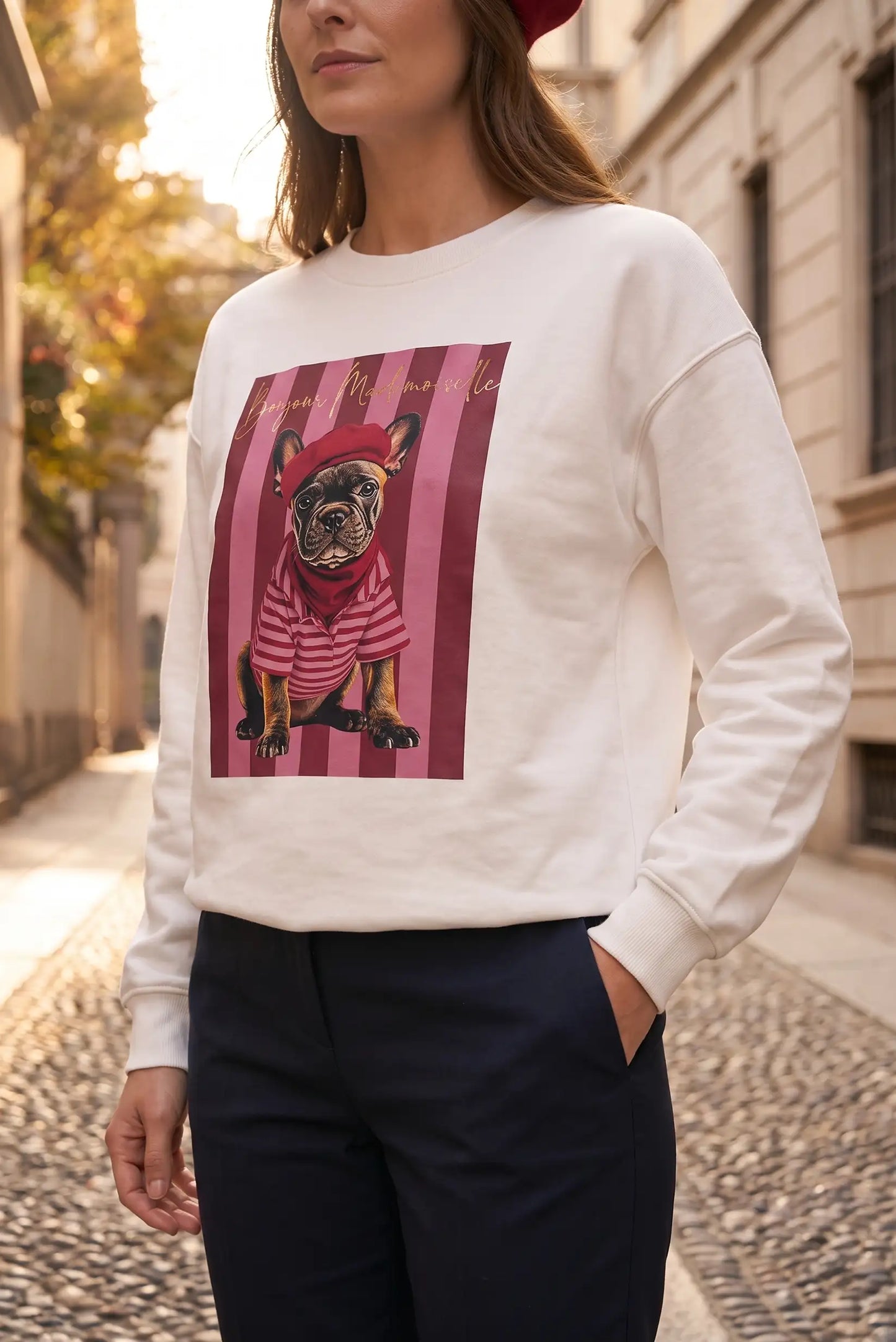 Mujer vistiendo sudadera blanca con estampado de bulldog francés con boina roja