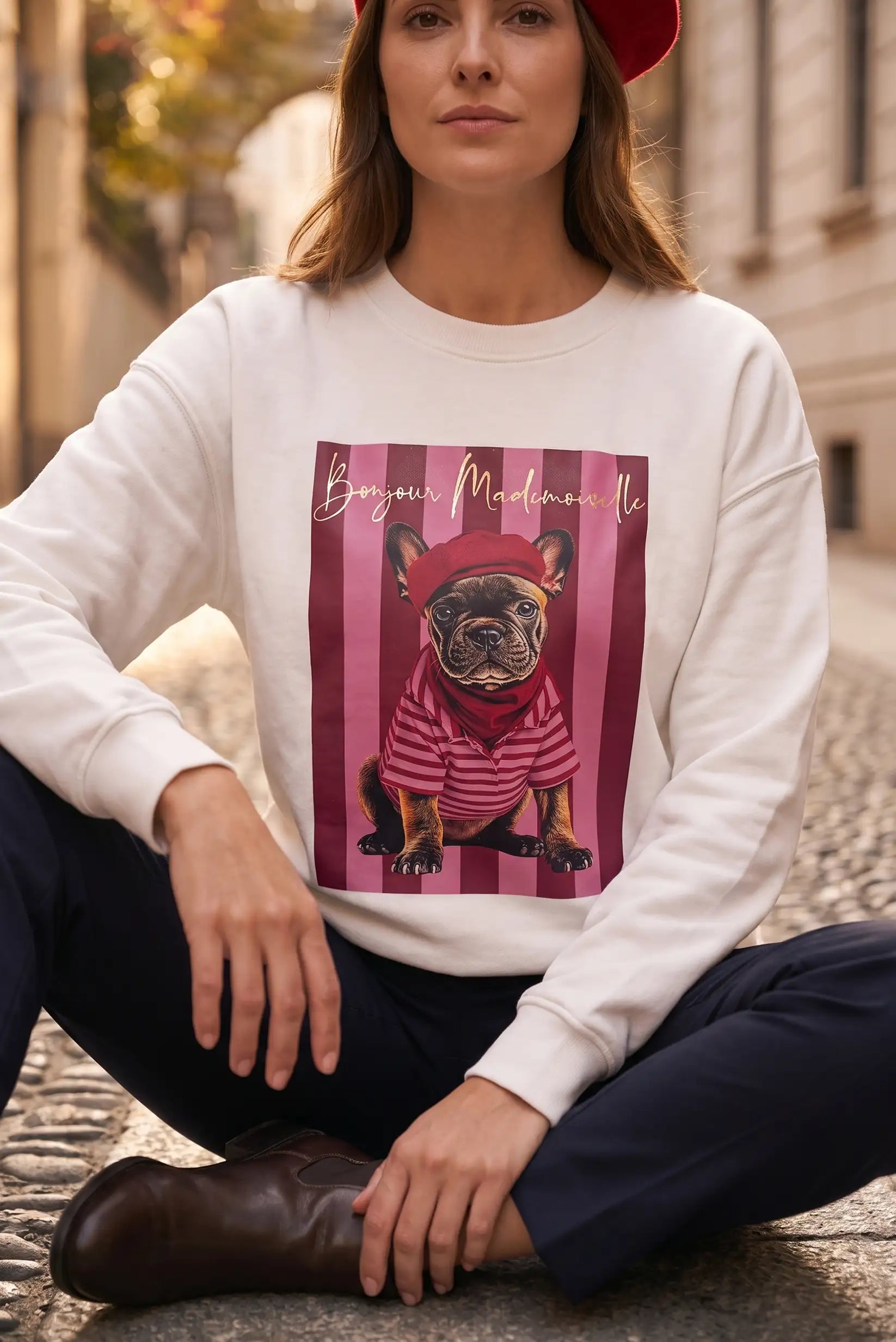 Mujer vistiendo sudadera blanca con estampado de bulldog francés con boina y rayas rosas.