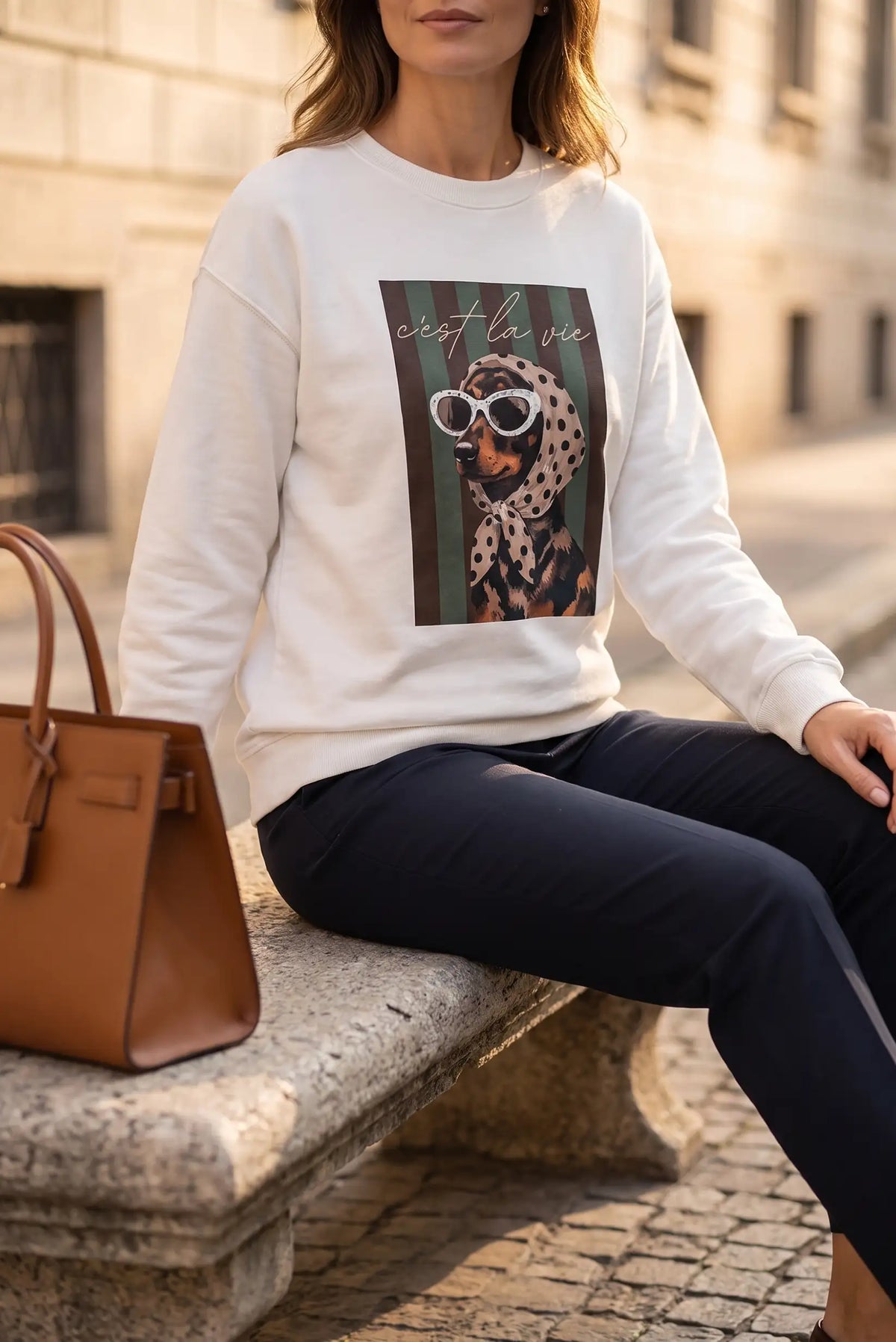 Mujer con sudadera blanca con estampado de perro con gafas y pañuelo