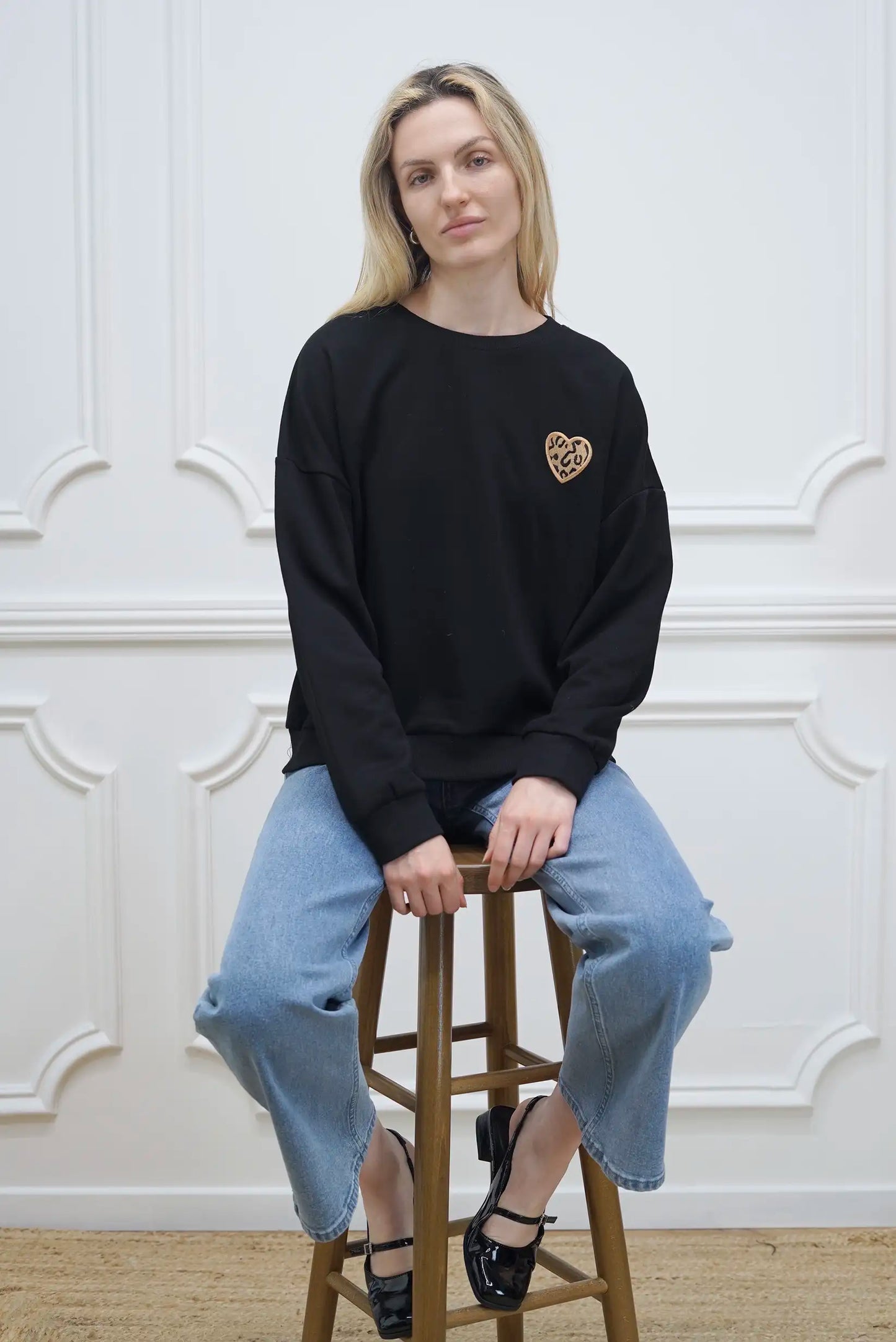 Sweat-shirt noir pour femme avec imprimé animal en forme de cœur