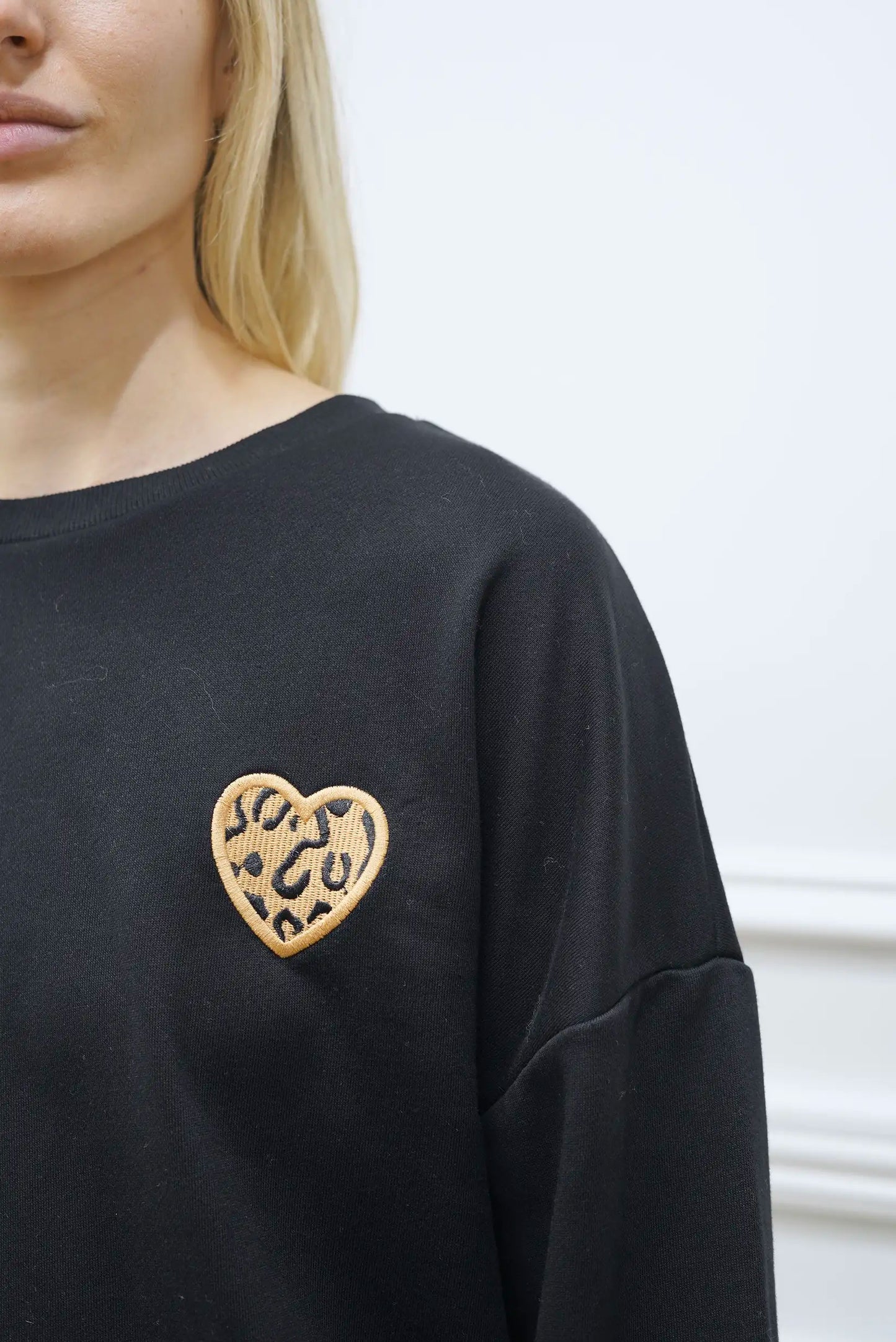 Sweat-shirt noir pour femme avec imprimé animal en forme de cœur
