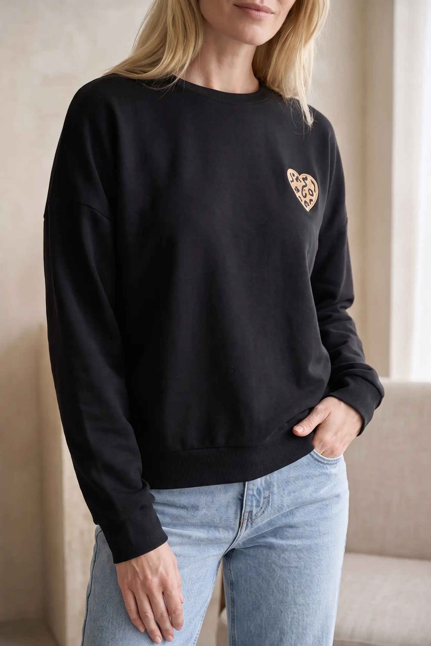 Sudadera mujer negra corazón animal print