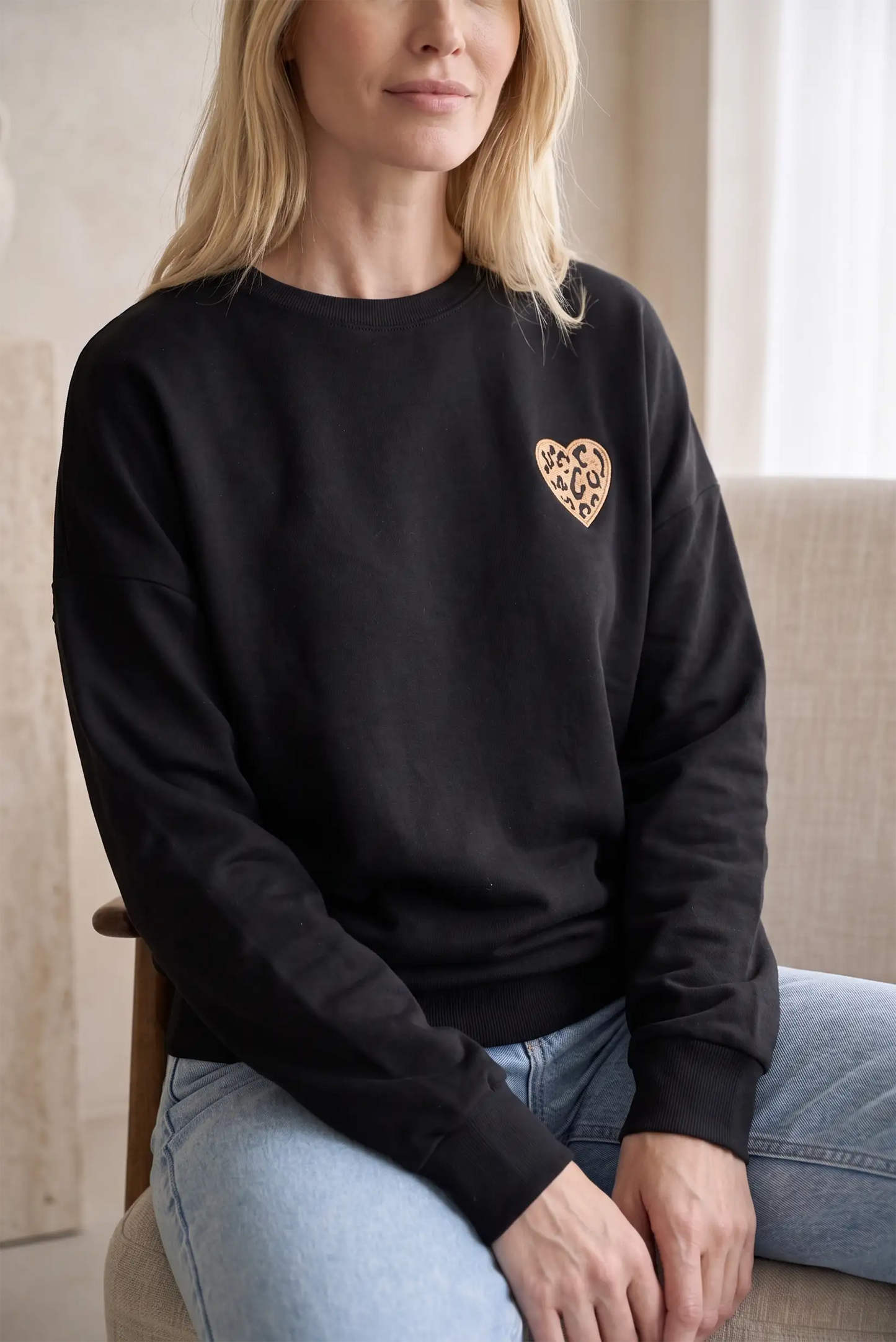 Sudadera mujer negra corazón animal print