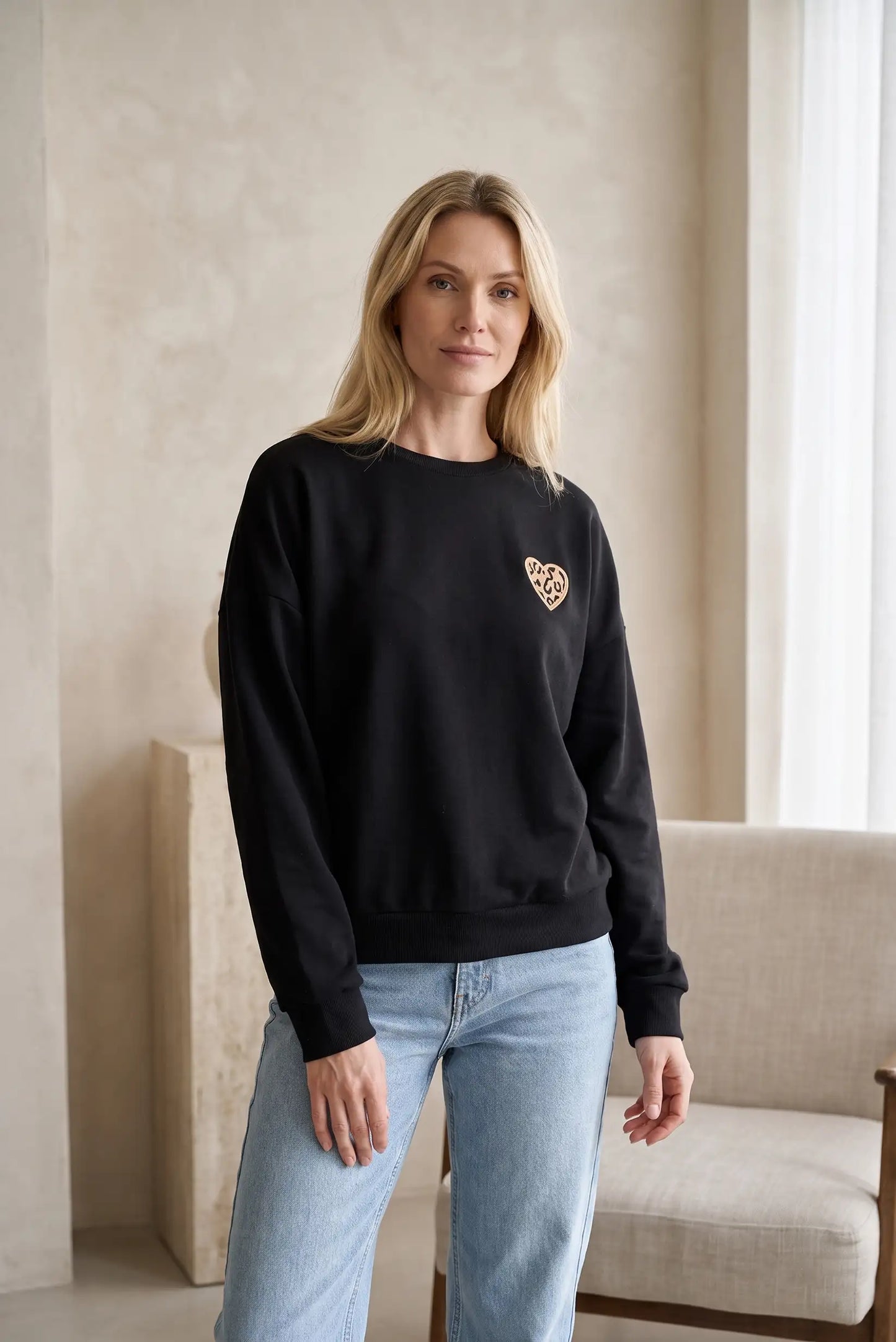 Sudadera mujer negra corazón animal print