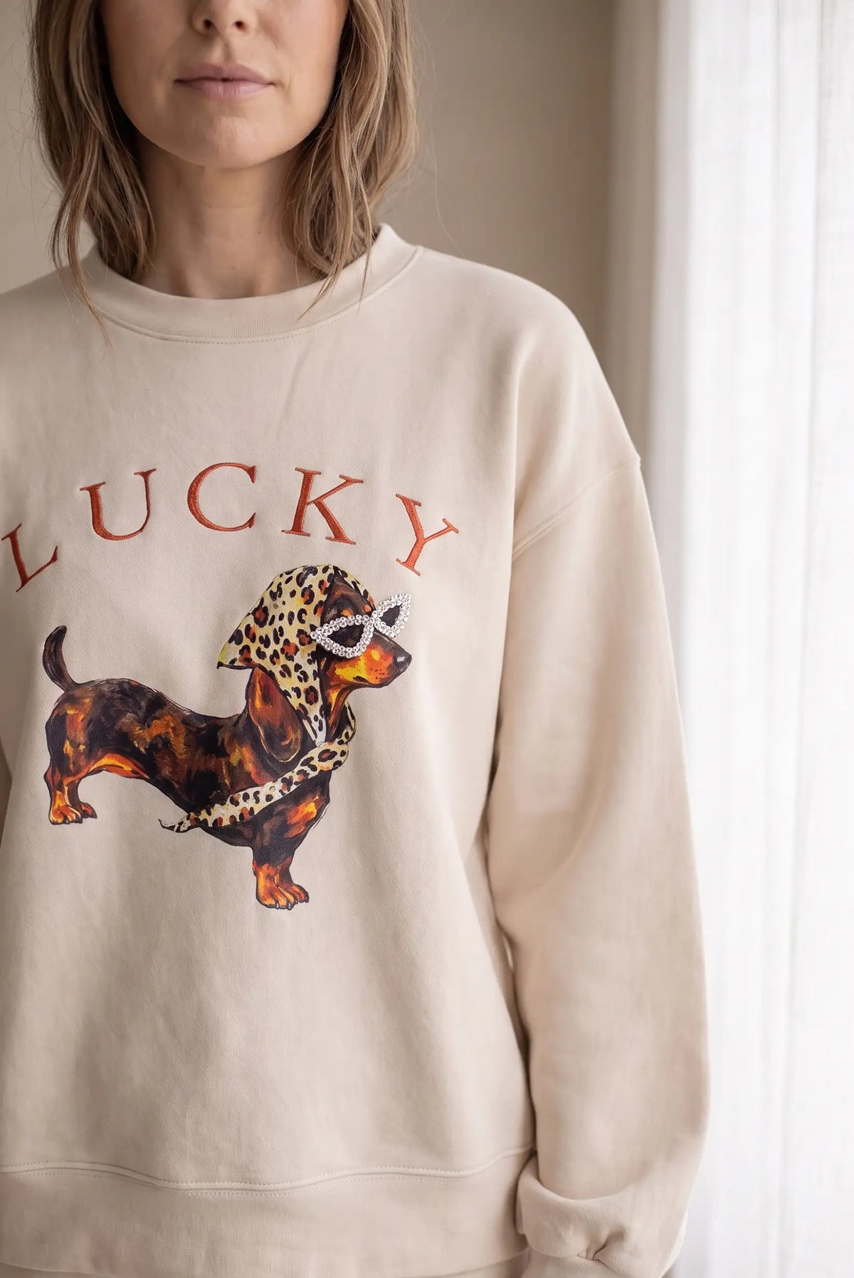 Sudadera beige de mujer CHICA del Sur con estampado de perro Lucky y detalles de pedrería.