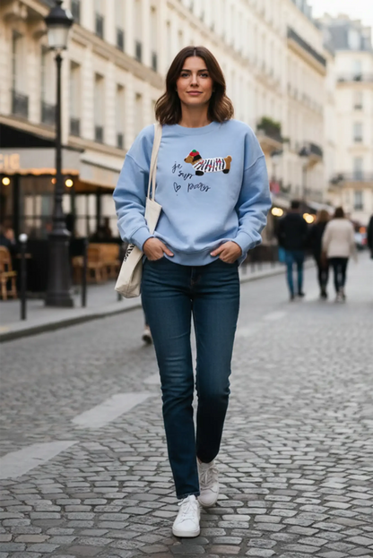 Mujer con sudadera azul claro de perro salchicha y jeans, moda casual CHICA del Sur en calle urbana.
