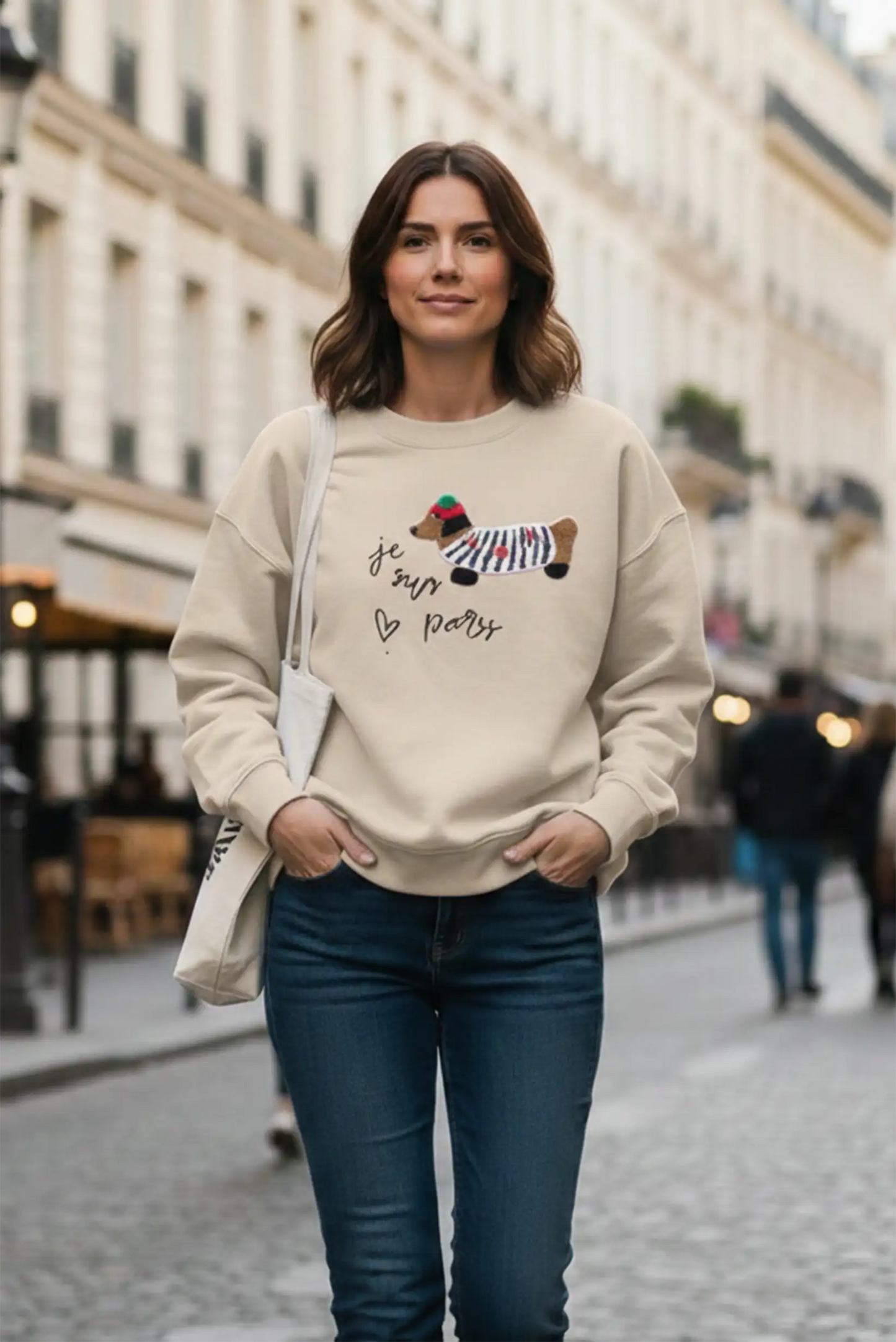 Mujer con sudadera beige de perro salchicha, moda casual CHICA del Sur en calle urbana.