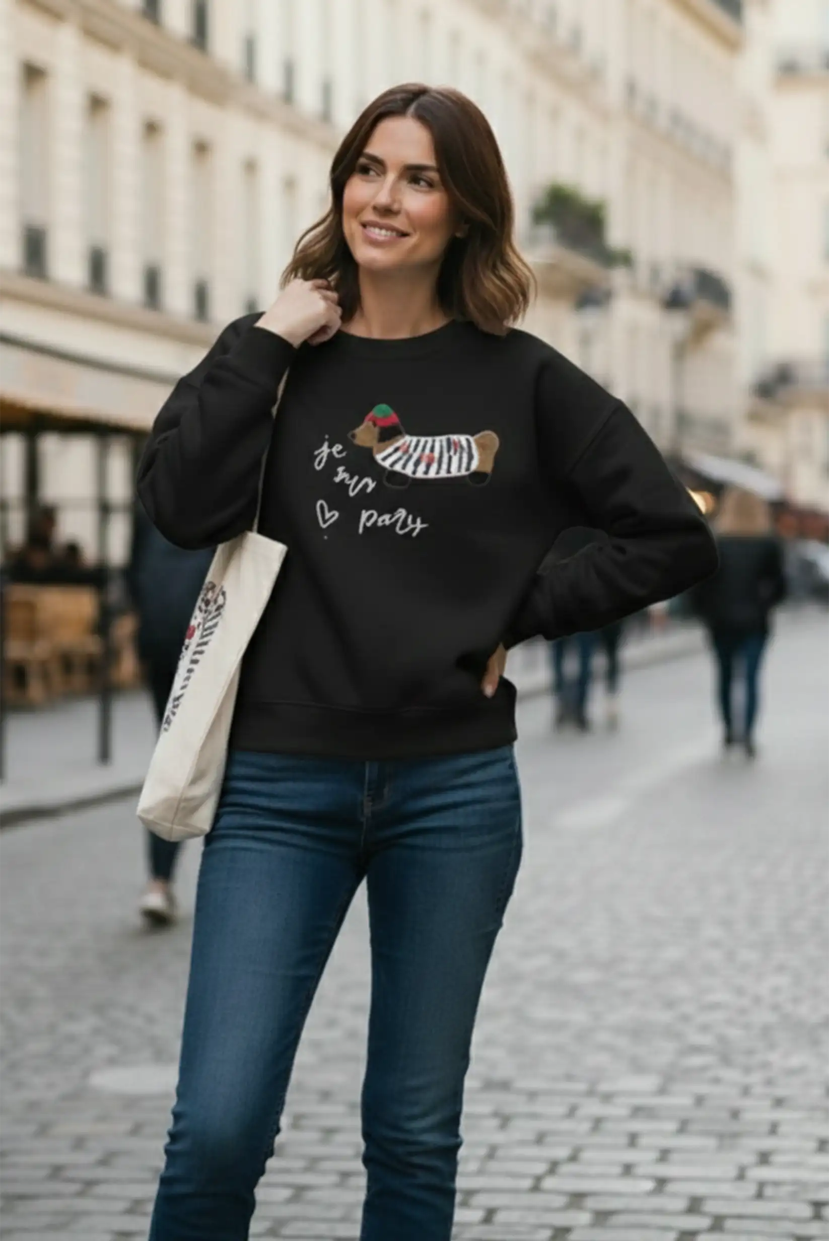 Mujer con sudadera negra de perro salchicha y bolso, moda casual CHICA del Sur en calle urbana.