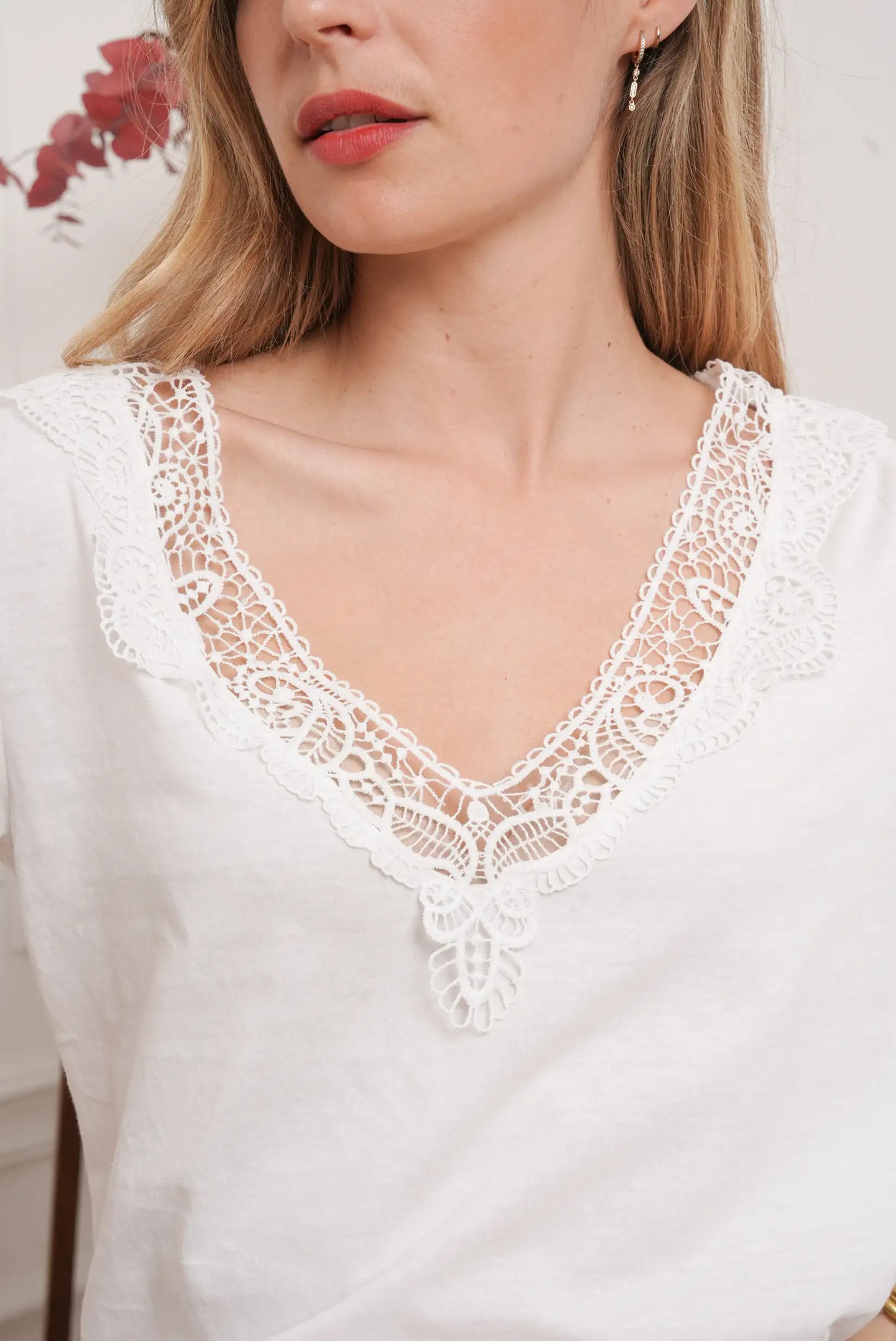 Top blanco de manga corta con escote en V y bordado floral calado elegante