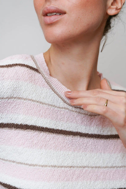 Camiseta de mujer a rayas rosa y beige, detalle de textura suave y escote redondo.