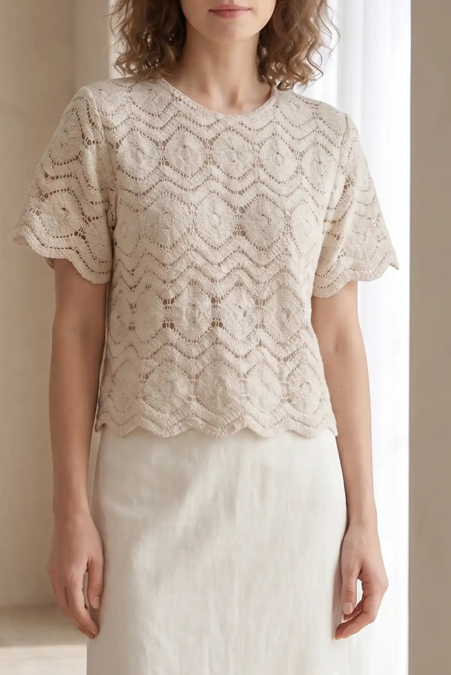 Blusa de encaje beige con mangas cortas y cuello redondo, estilo casual femenino