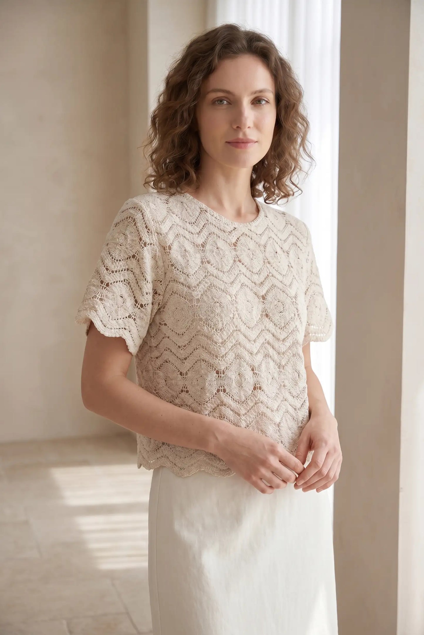 Blusa de encaje beige con mangas cortas, ideal para looks casuales y estilosos de moda femenina