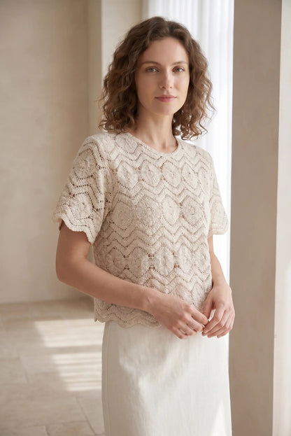 Blusa de encaje beige con mangas cortas, ideal para looks casuales y estilosos de moda femenina