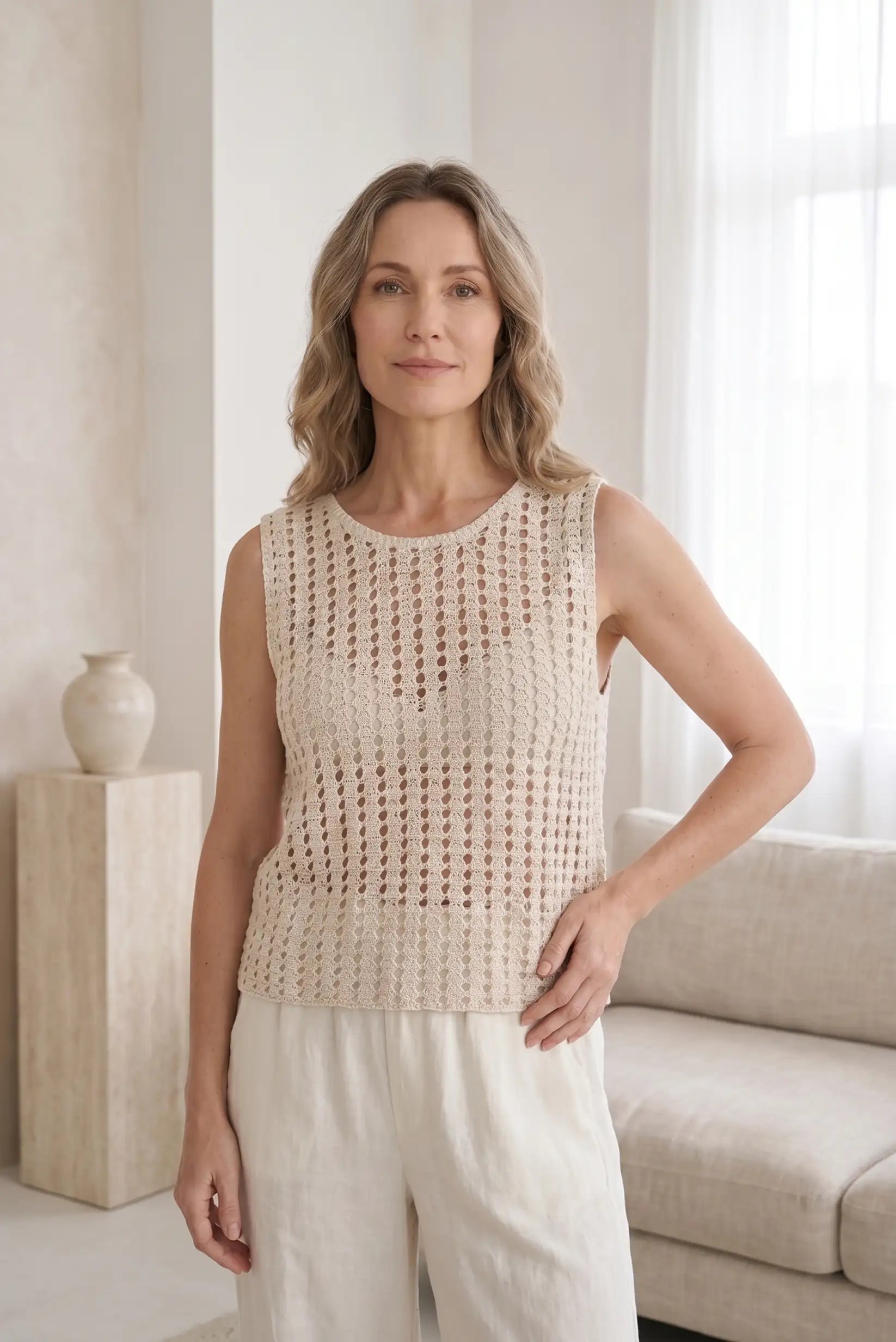 Blusa de mujer sin mangas en tejido crochet beige, ideal para looks casuales y estilosos