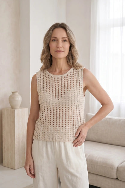 Blusa de mujer sin mangas en tejido crochet beige, ideal para looks casuales y estilosos