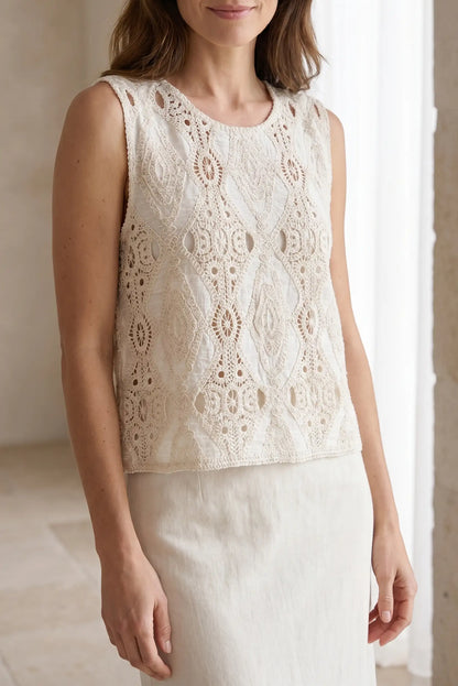 Top blanco sin mangas con encaje geométrico, ideal para looks casuales y estilosos de verano