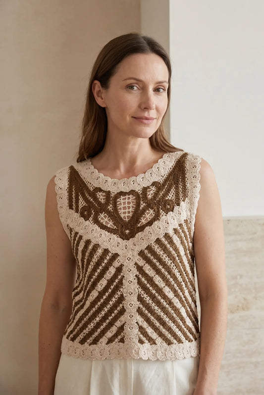 Top de crochet beige y marrón con diseño geométrico y corazón, ideal para looks casuales y estilosos