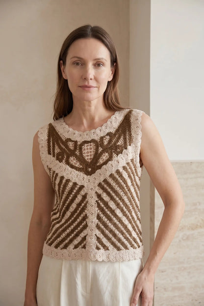 Top de mujer tejido a crochet con detalles geométricos en beige y marrón, ideal para looks casuales y estilosos