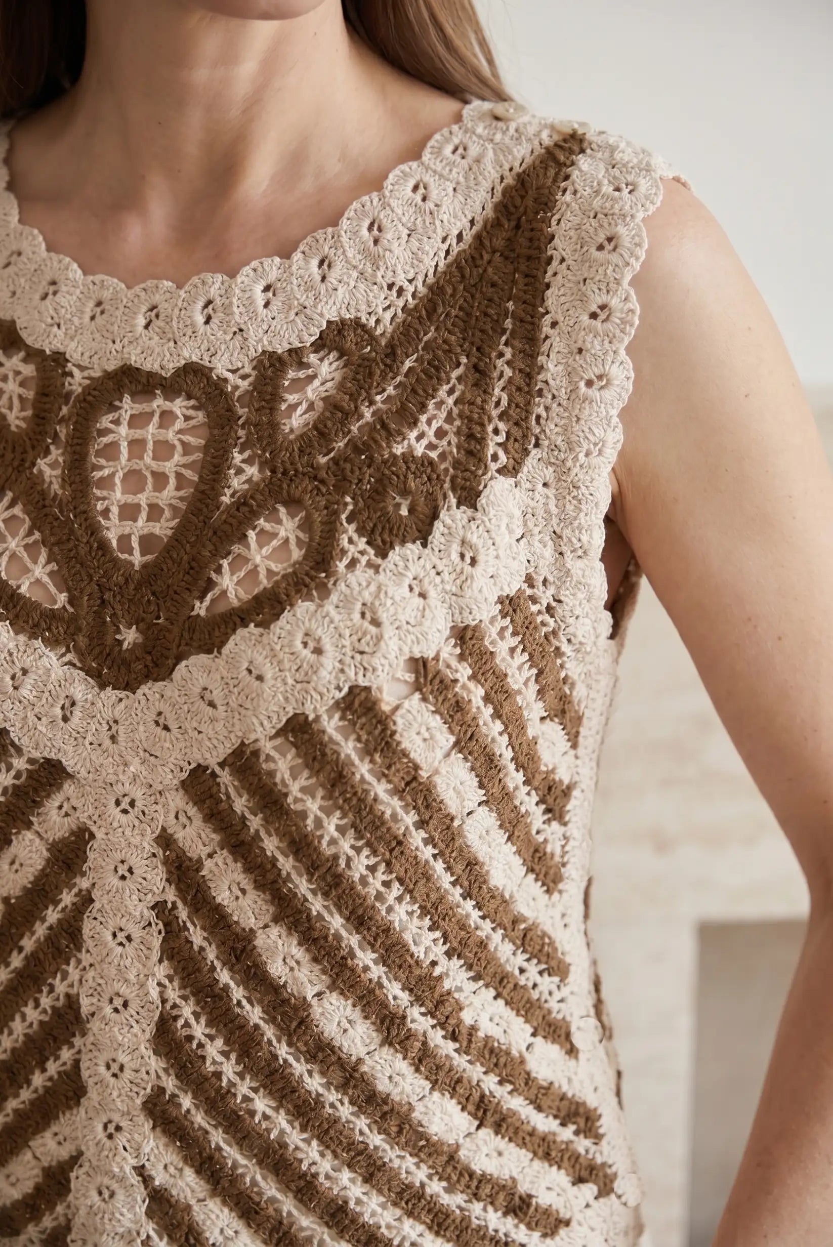 Vestido tejido a crochet con detalles florales y corazón, estilo boho casual para mujer
