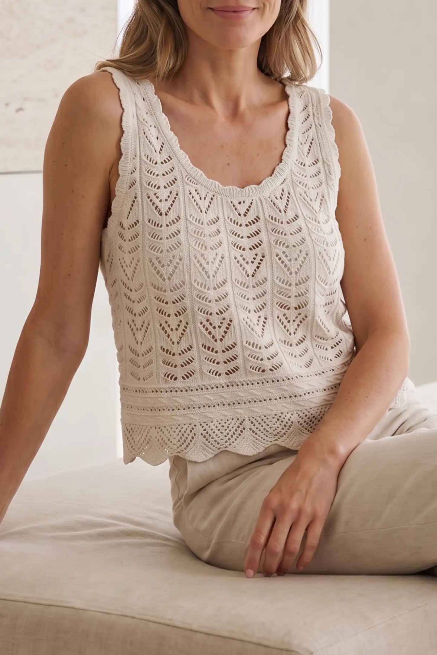 Top de mujer tejido con diseño boho, cuello redondo y detalles de encaje, ideal para looks casuales y estilosos.