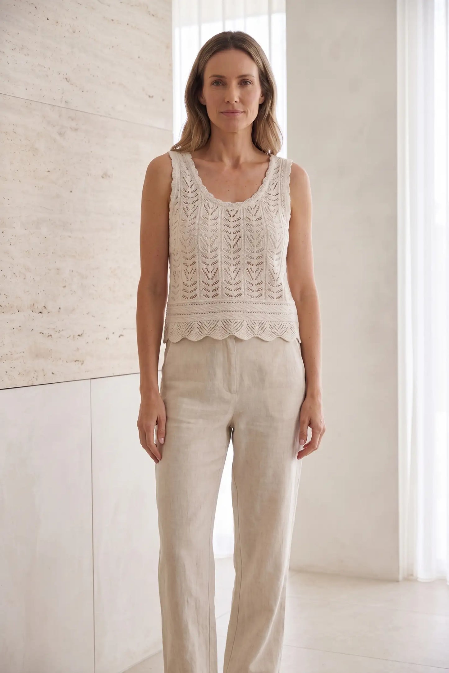 Top de mujer sin mangas con encaje y pantalón de lino, moda casual estilosa y cómoda