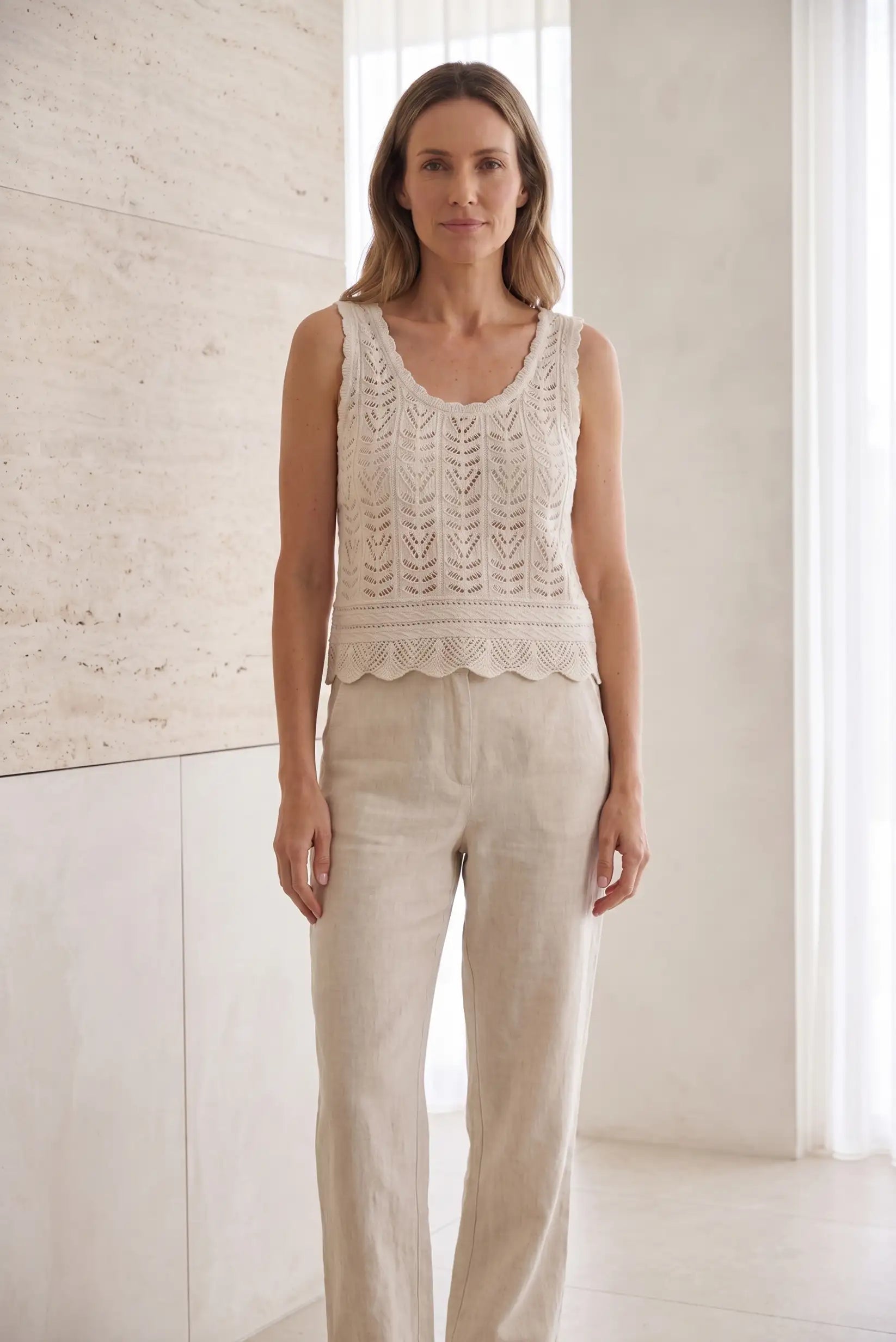 Top de mujer sin mangas con encaje y pantalón de lino, moda casual estilosa y cómoda