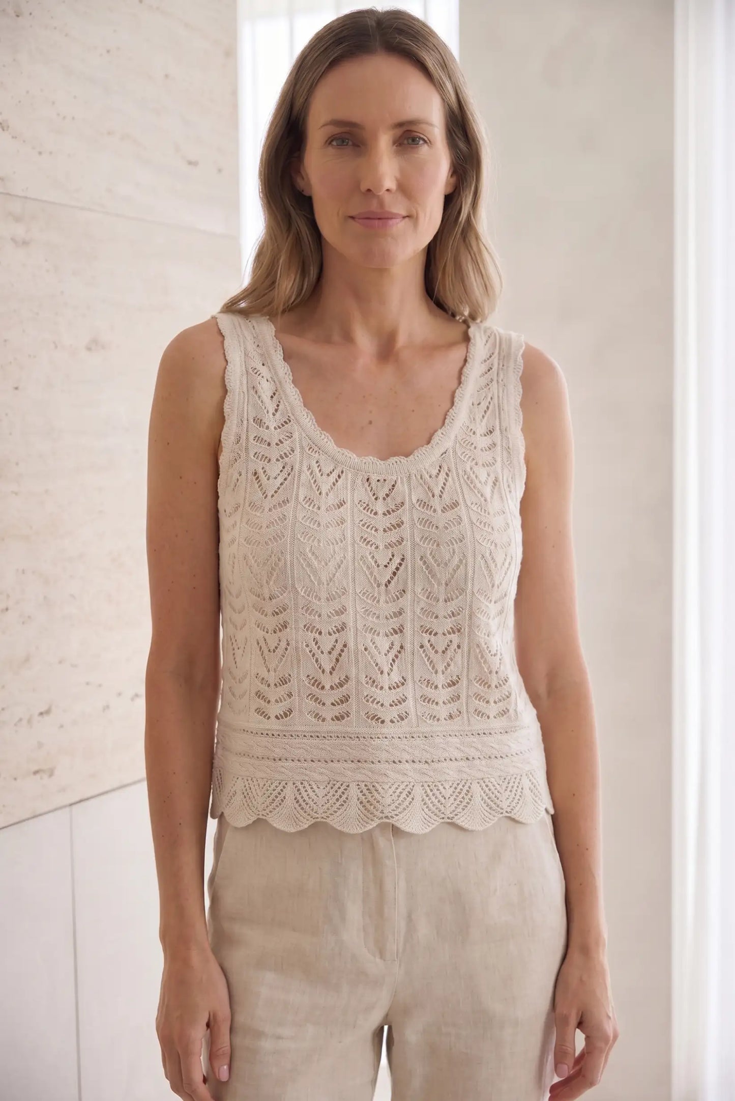 Top de mujer sin mangas en beige con diseño de encaje y cuello redondo, ideal para looks casuales y estilosos.