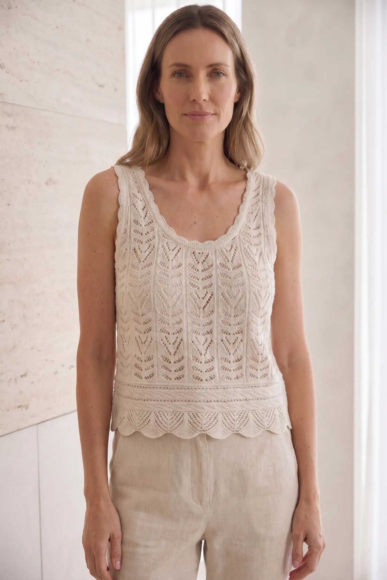 Top de mujer sin mangas en beige con diseño de encaje y cuello redondo, ideal para looks casuales y estilosos.