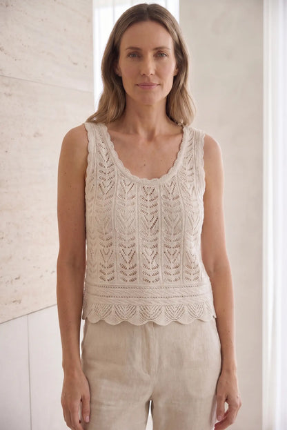 Top de mujer sin mangas en beige con diseño de encaje y cuello redondo, ideal para looks casuales y estilosos.