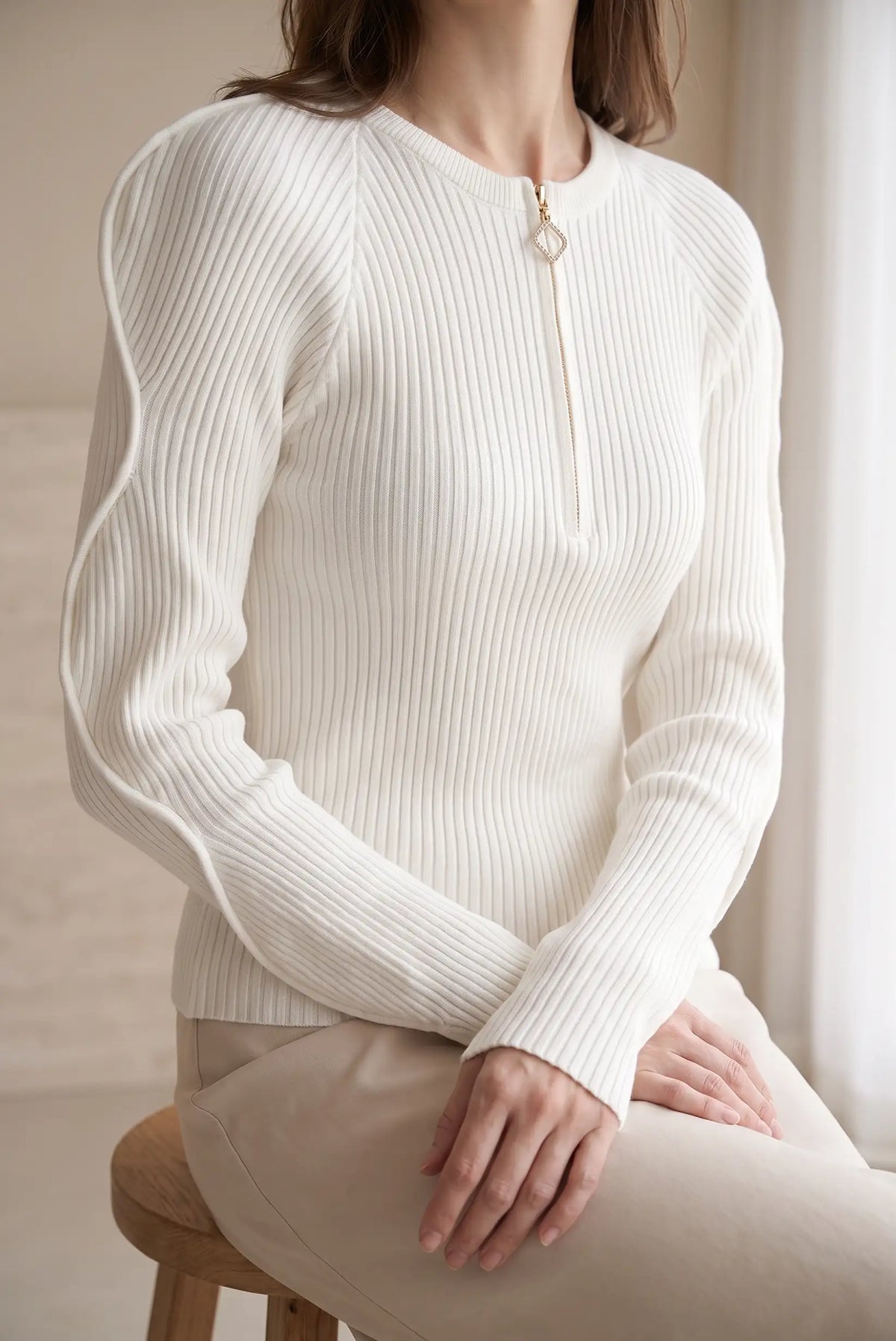 Top blanco de punto canalé de CHICA del Sur con manga abullonada y cremallera frontal.