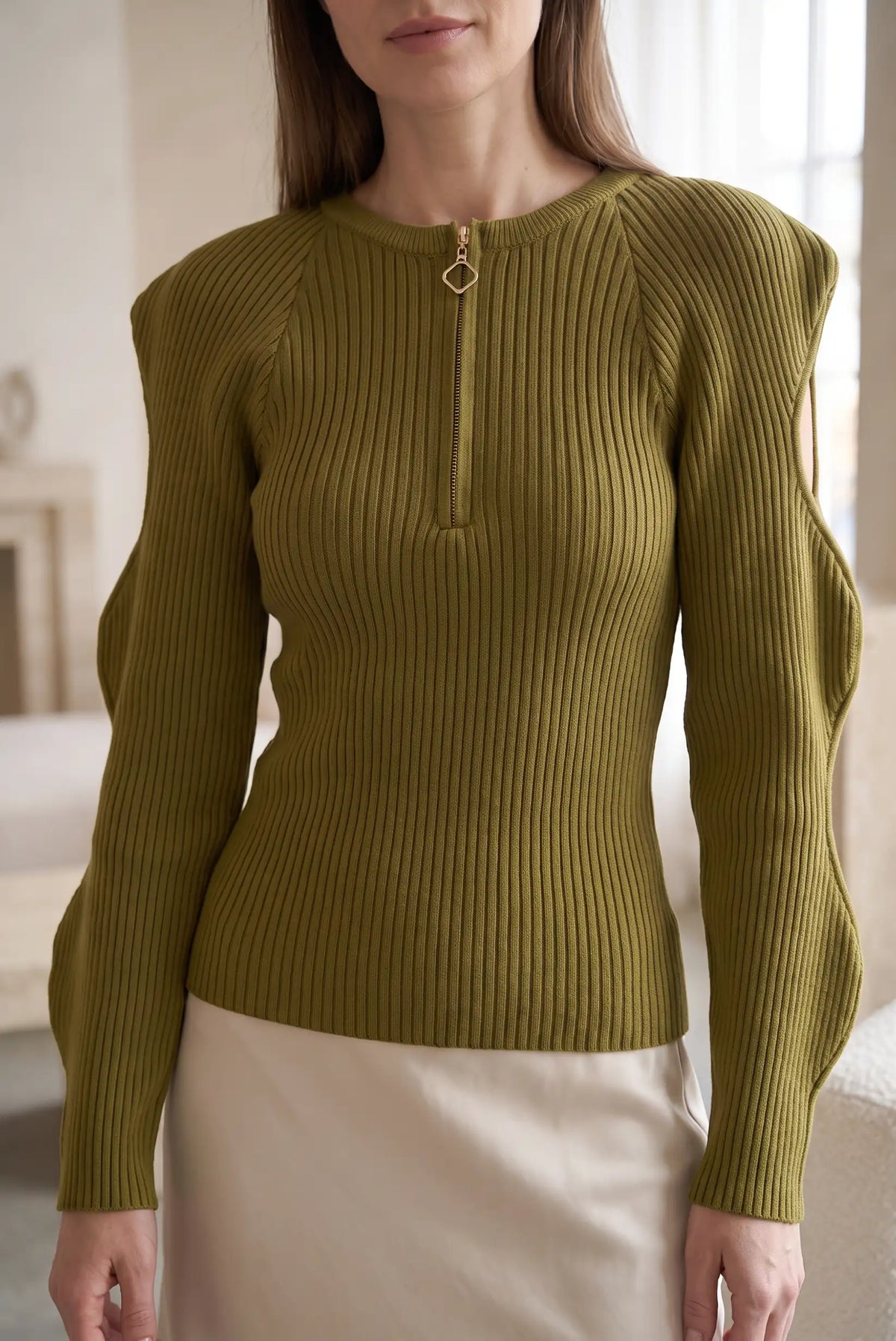 Top de mujer verde oliva de punto canalé con cremallera y manga abullonada de CHICA del Sur