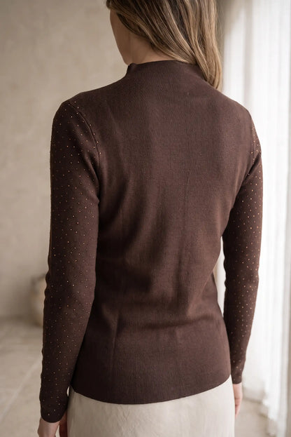 Vista trasera de jersey fino de mujer marrón chocolate con detalles brillantes de CHICA del Sur