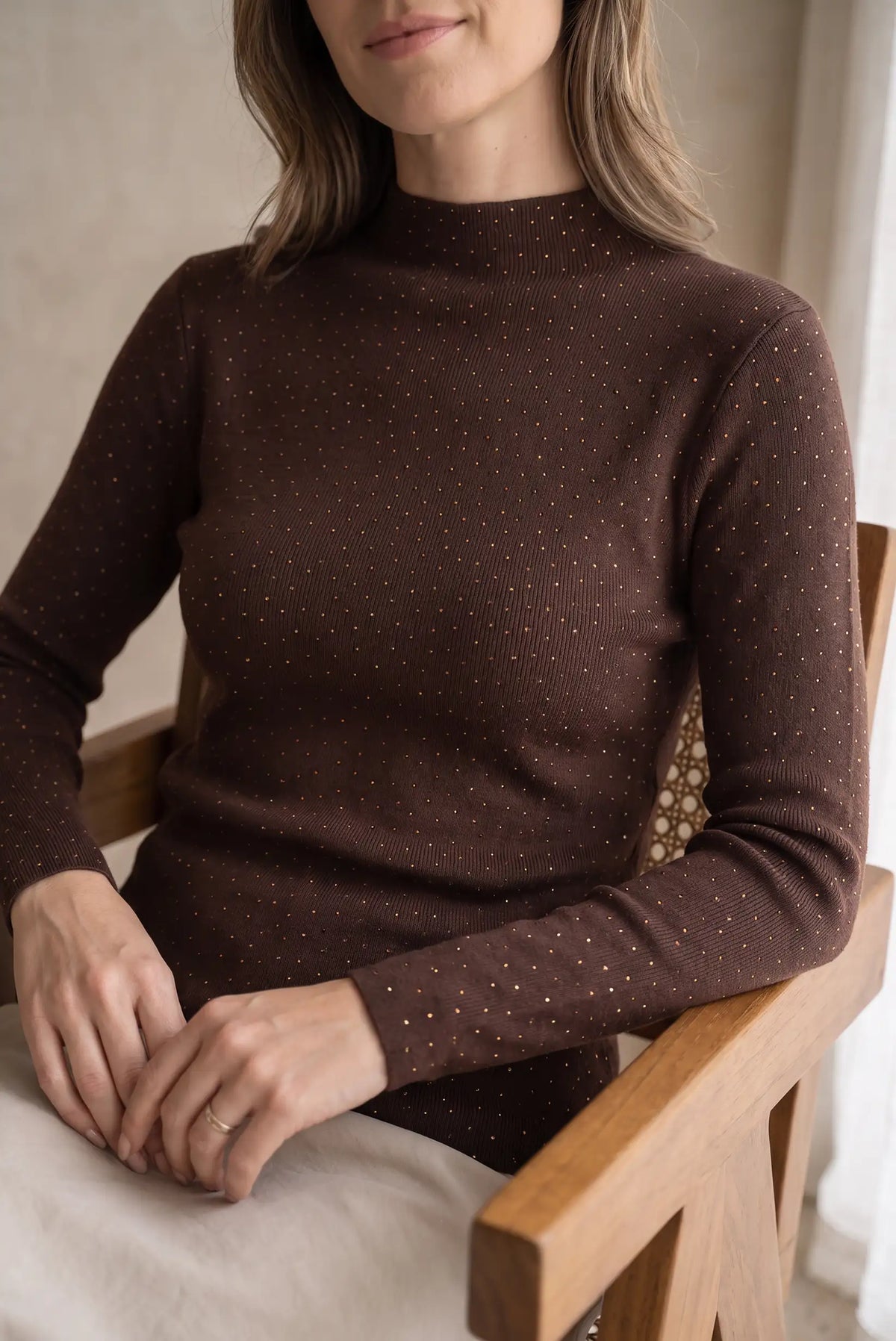 Mujer vistiendo jersey fino de cuello alto marrón chocolate con detalles brillantes de CHICA del Sur