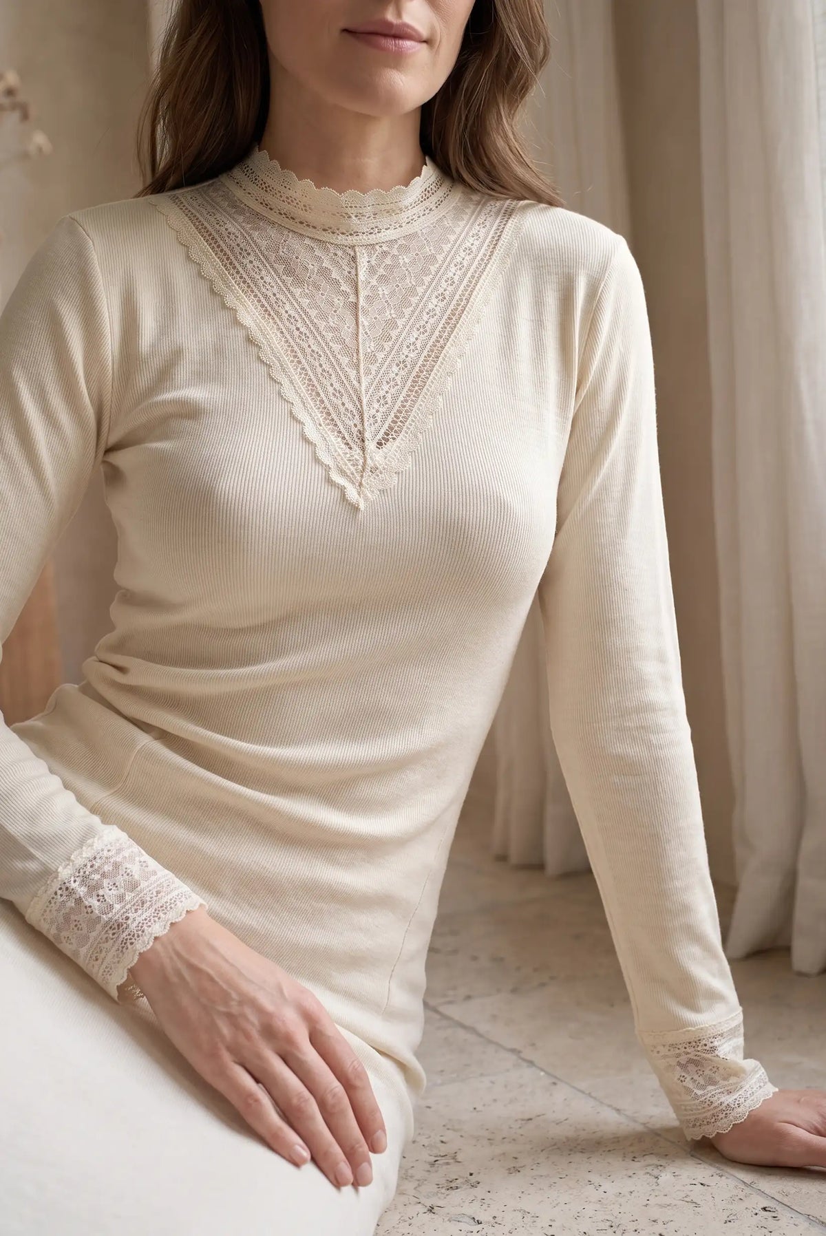 Top de mujer beige de CHICA del Sur con manga larga y detalles de encaje en cuello y puños.