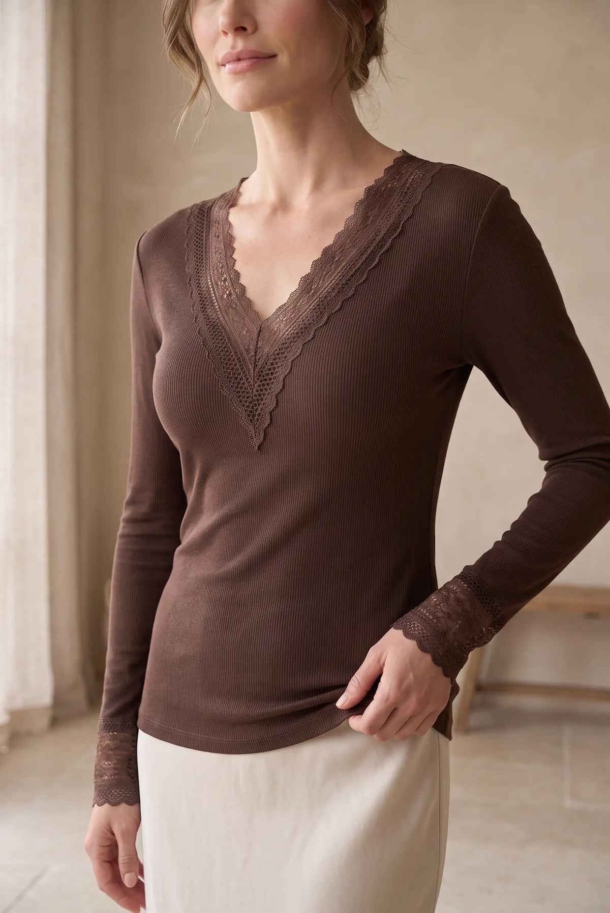 Top de mujer marrón chocolate de manga larga con detalles de encaje en cuello y puños de CHICA del Sur