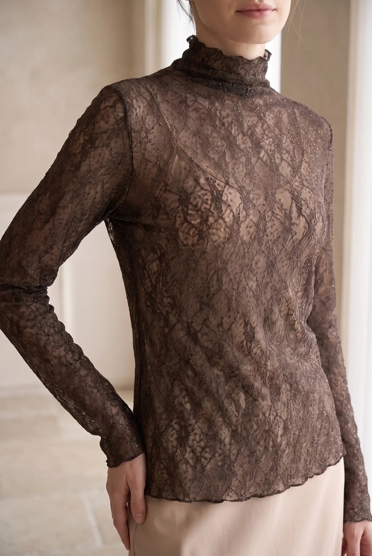 Top de encaje marrón chocolate con cuello alto y manga larga de CHICA del Sur