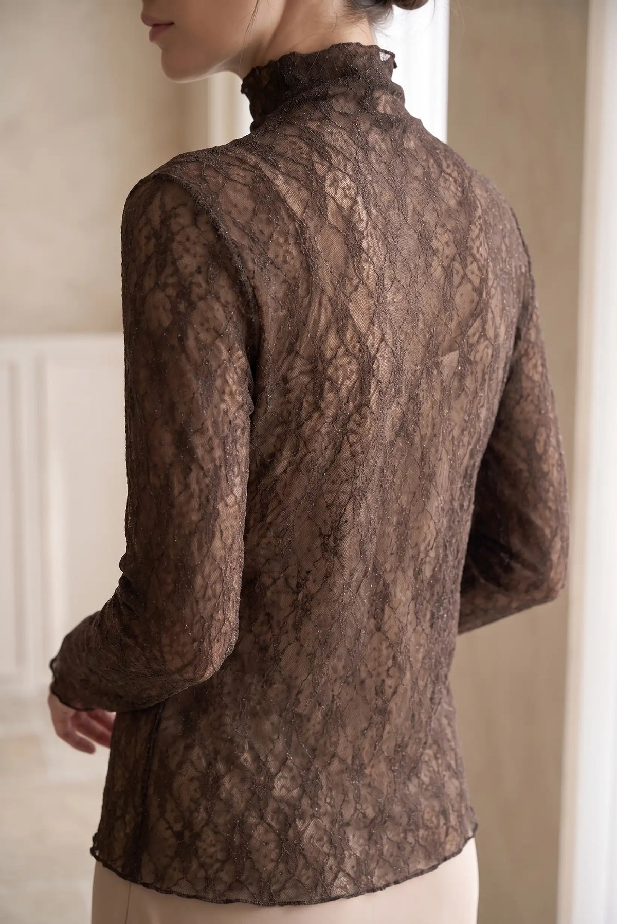 Vista trasera de top de encaje marrón chocolate con cuello alto de CHICA del Sur