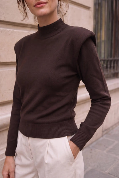 Top de mujer marrón chocolate de CHICA del Sur con cuello alto y hombros estructurados.