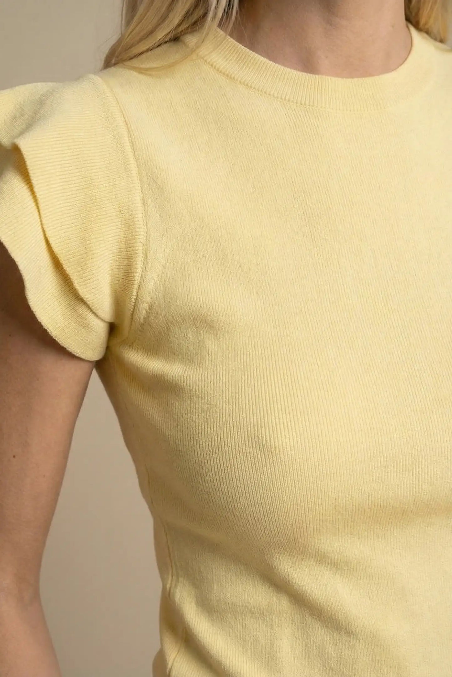 Top de mujer amarillo pastel de punto con manga corta ideal para primavera