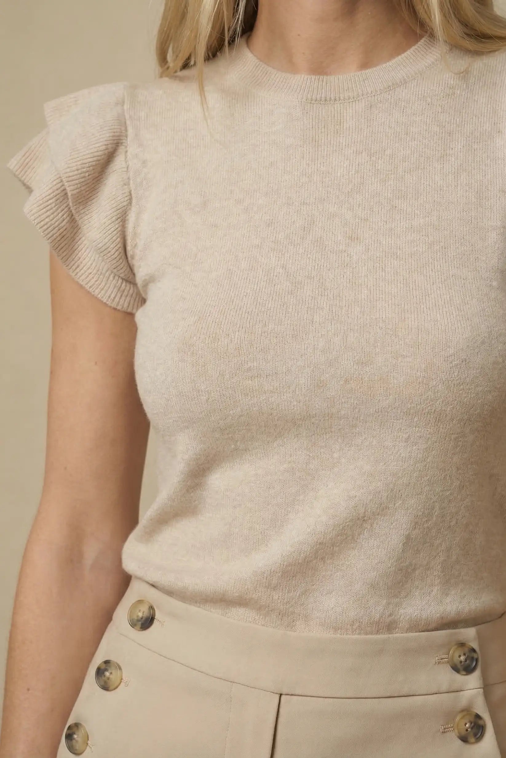 Top de mujer beige de punto, manga corta con volantes, look primaveral casual elegante